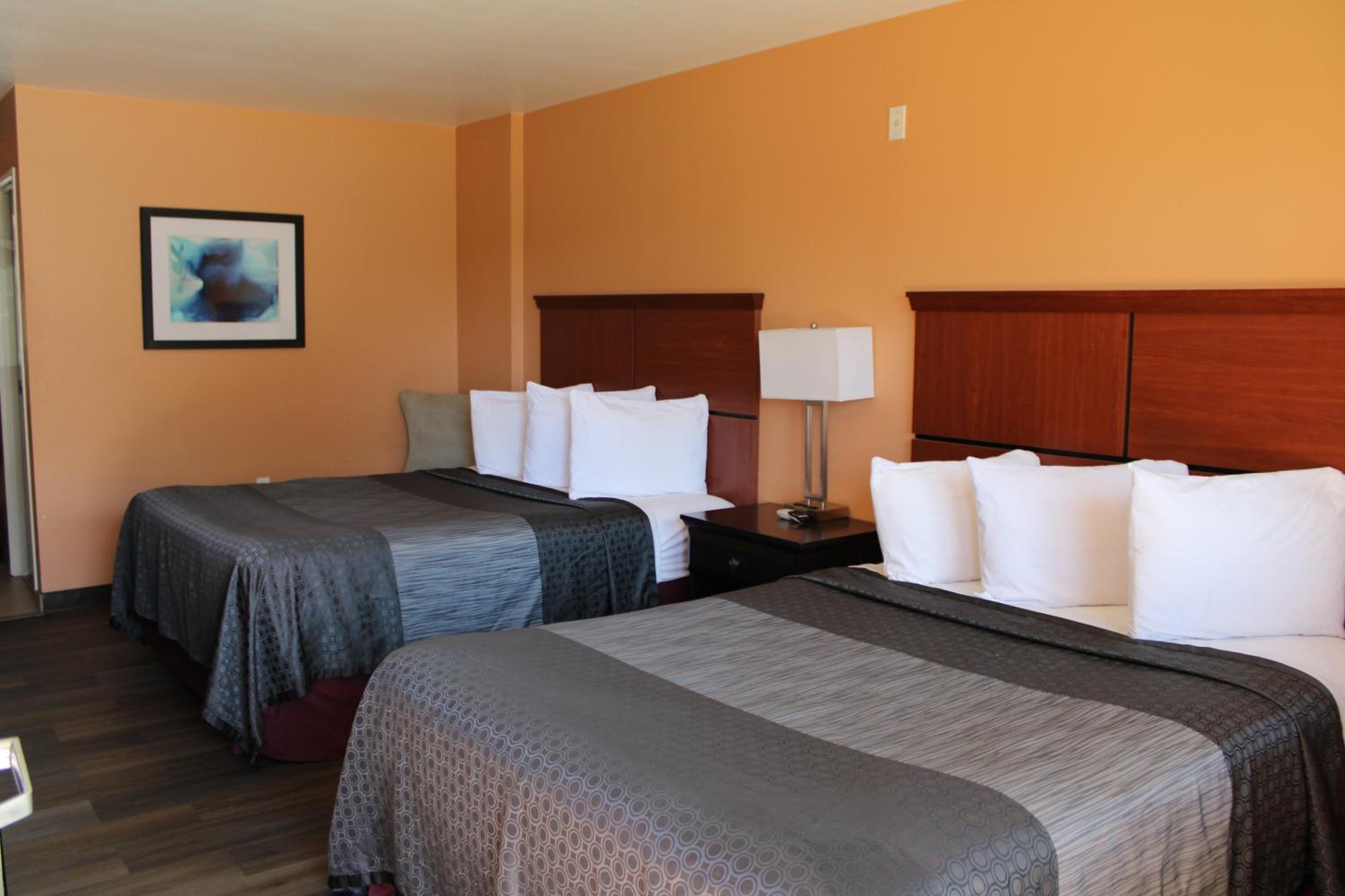 Queen Room with Two Queen Beds - Photo 5