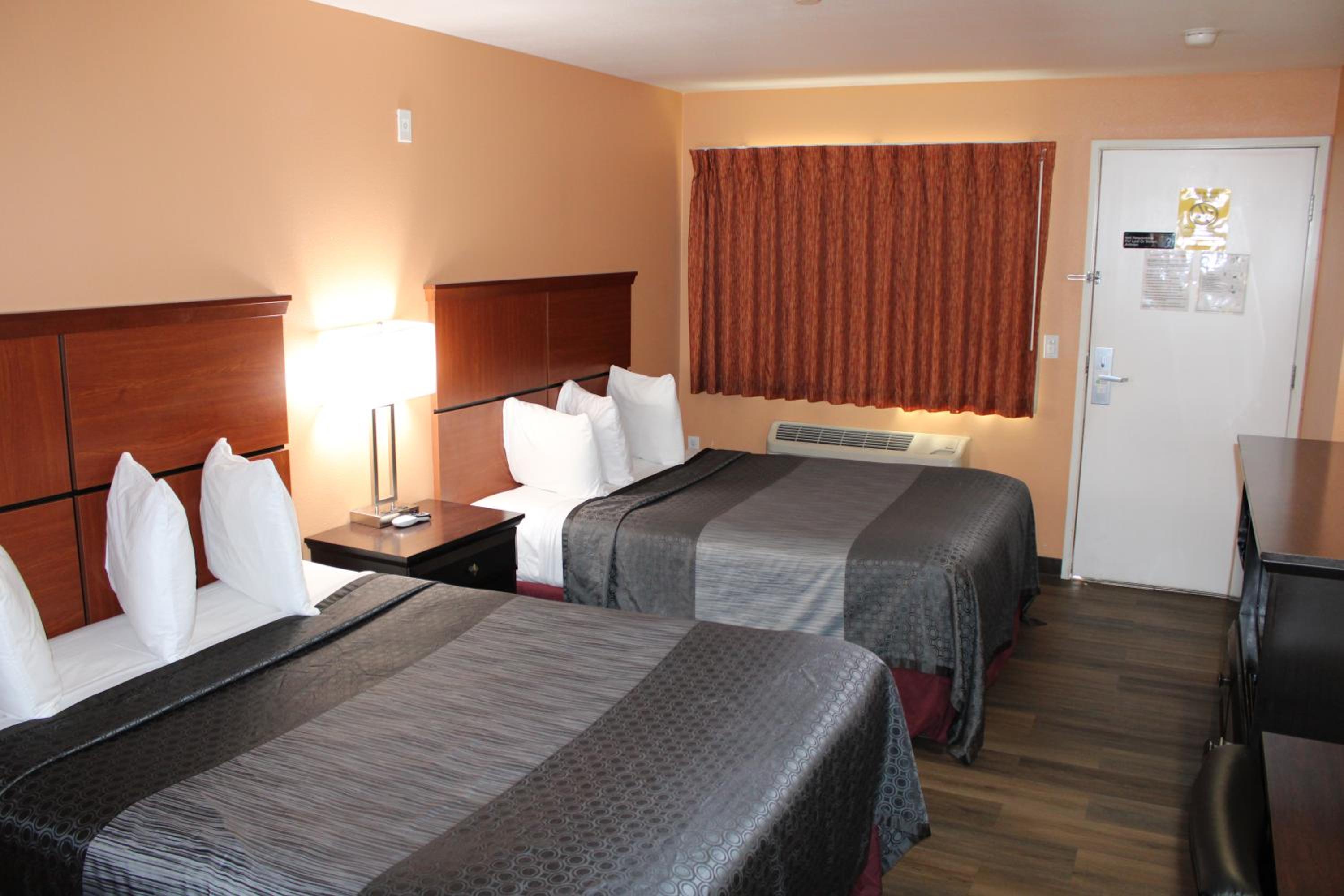 Queen Room with Two Queen Beds - Photo 4