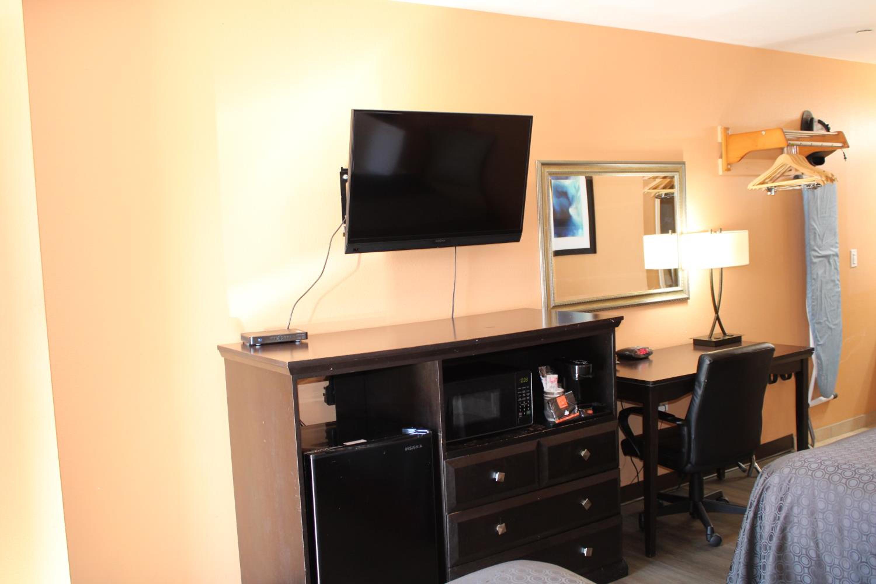 Queen Room with Two Queen Beds - Photo 6