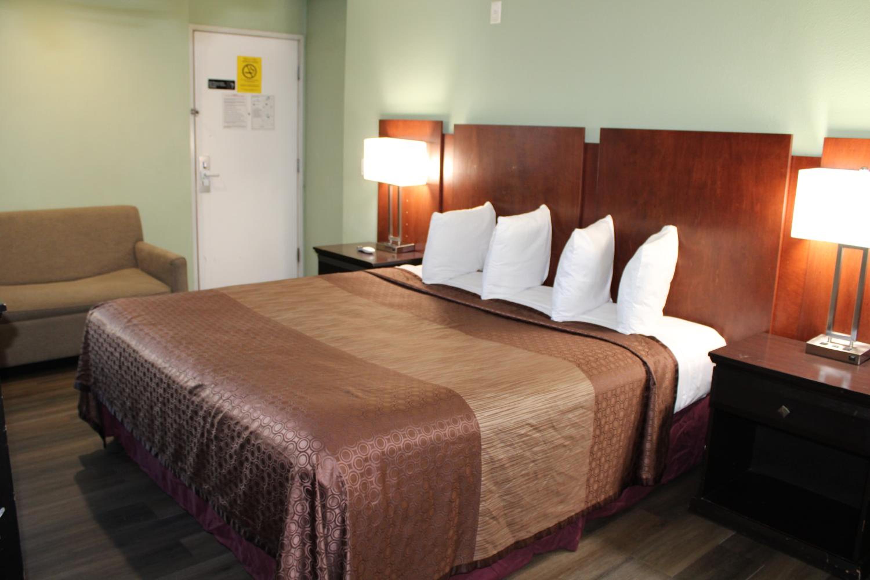 Deluxe King Room - Photo 1