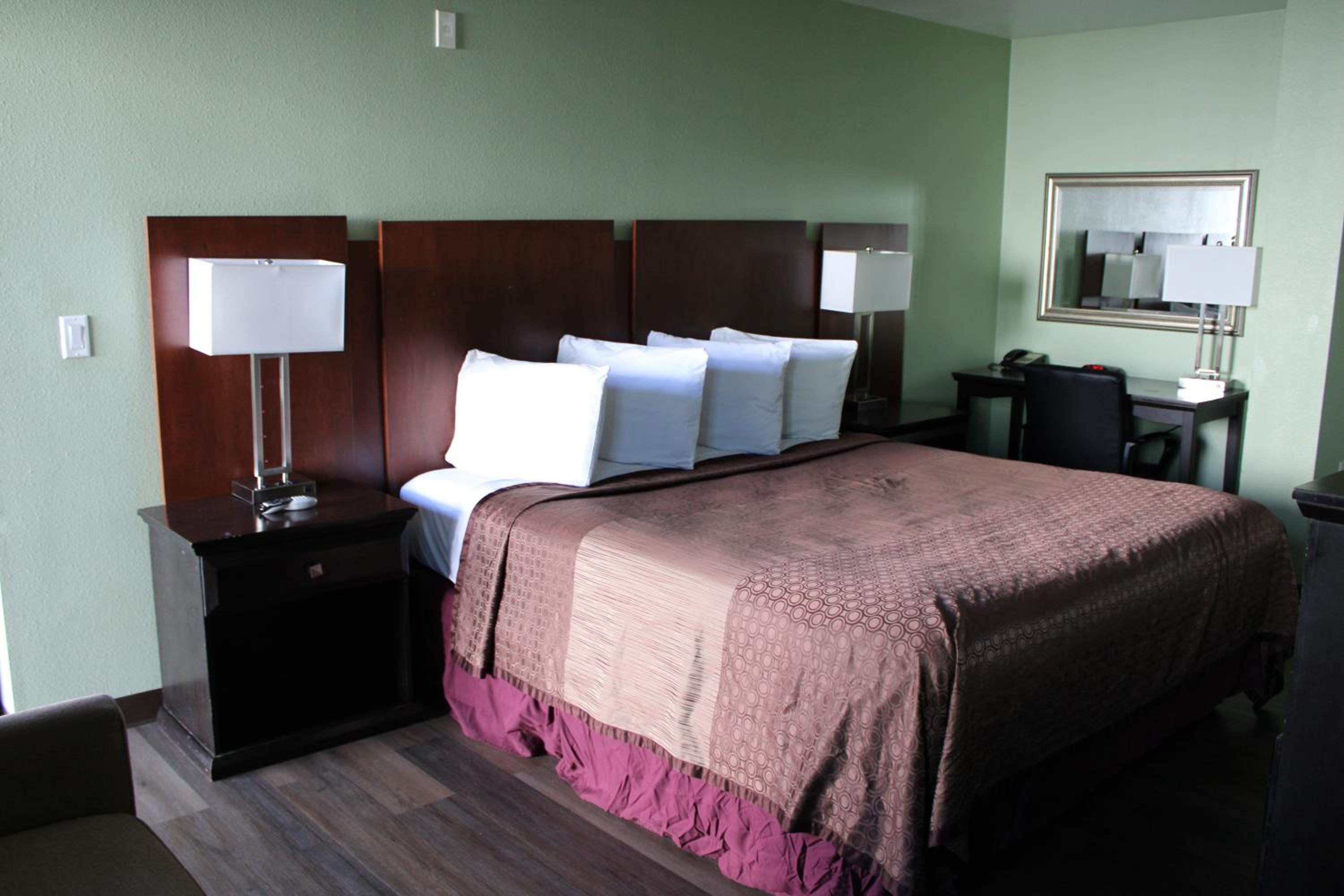 Deluxe King Room - Photo 4