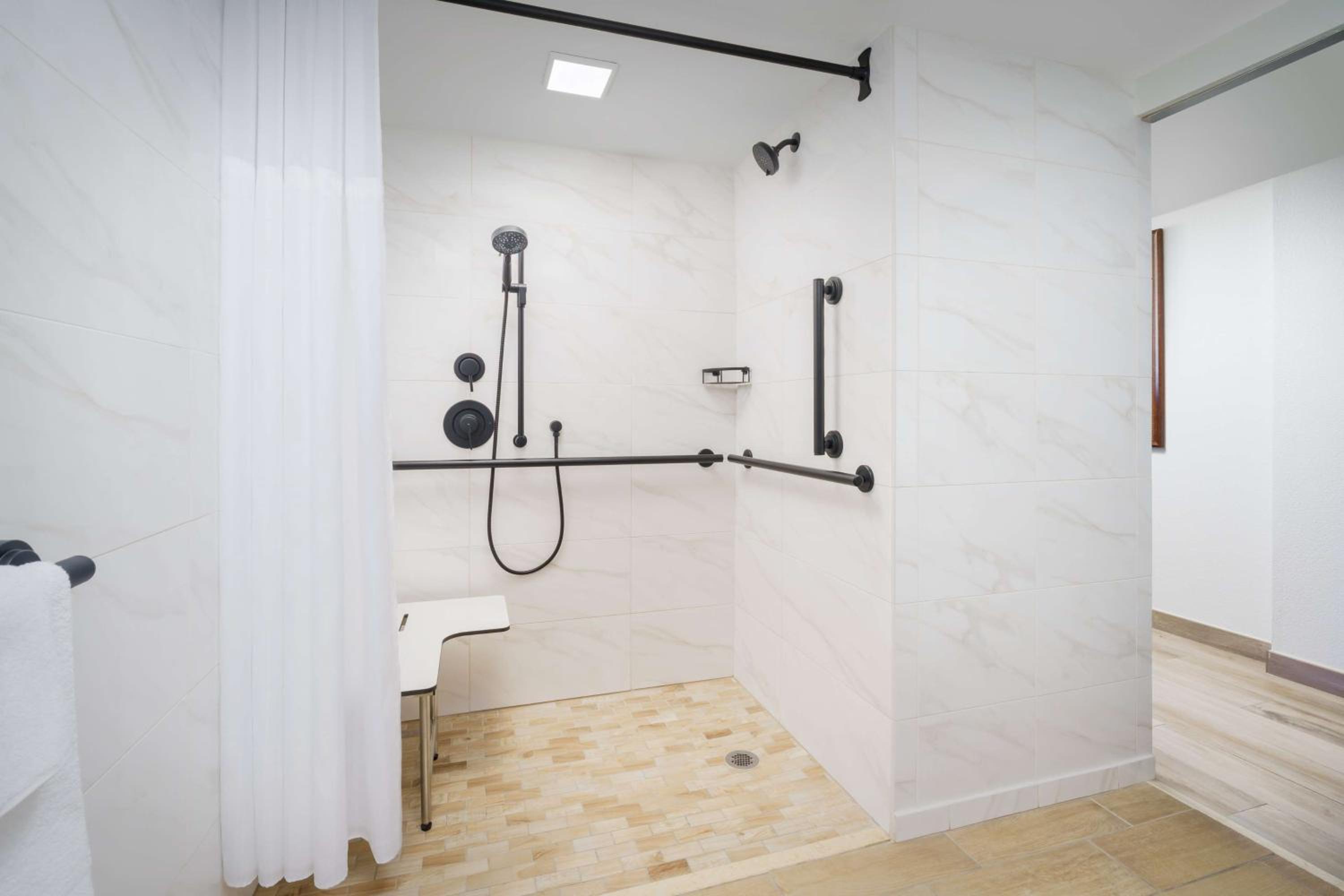 Queen Room with Two Queen Beds and Roll-In Shower - Mobility Access/Non-Smoking photo 2