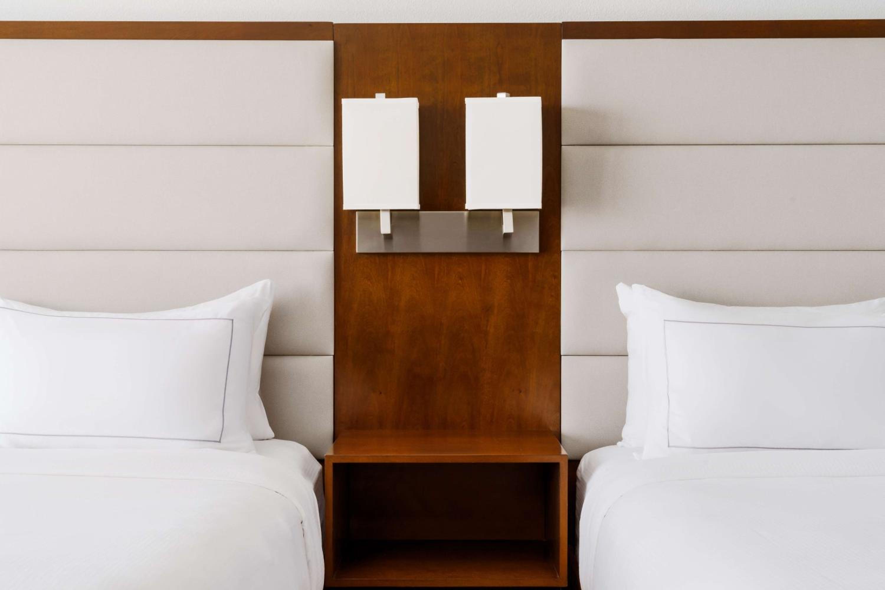 Queen Room with Two Queen Beds and Roll-In Shower - Mobility Access/Non-Smoking photo 3