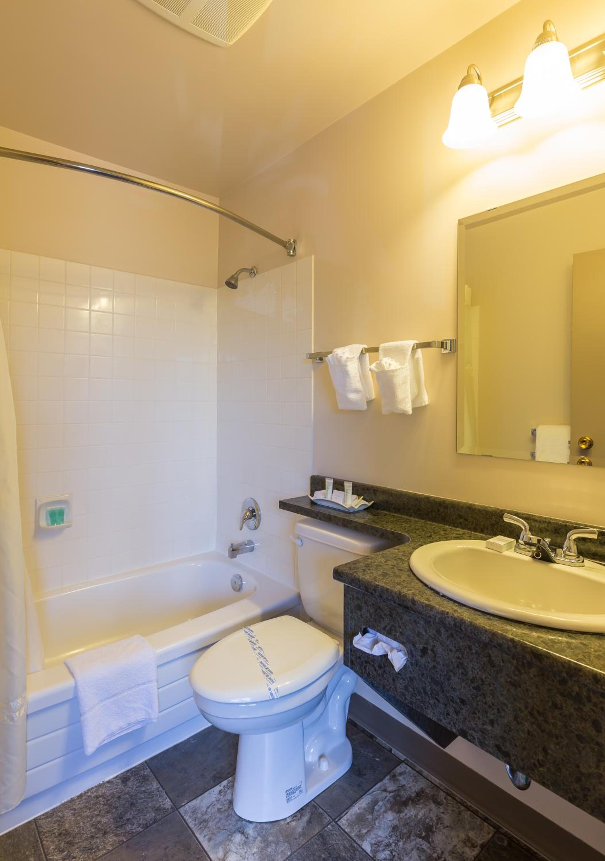 Standard Queen Room with Two Queen Beds photo 2