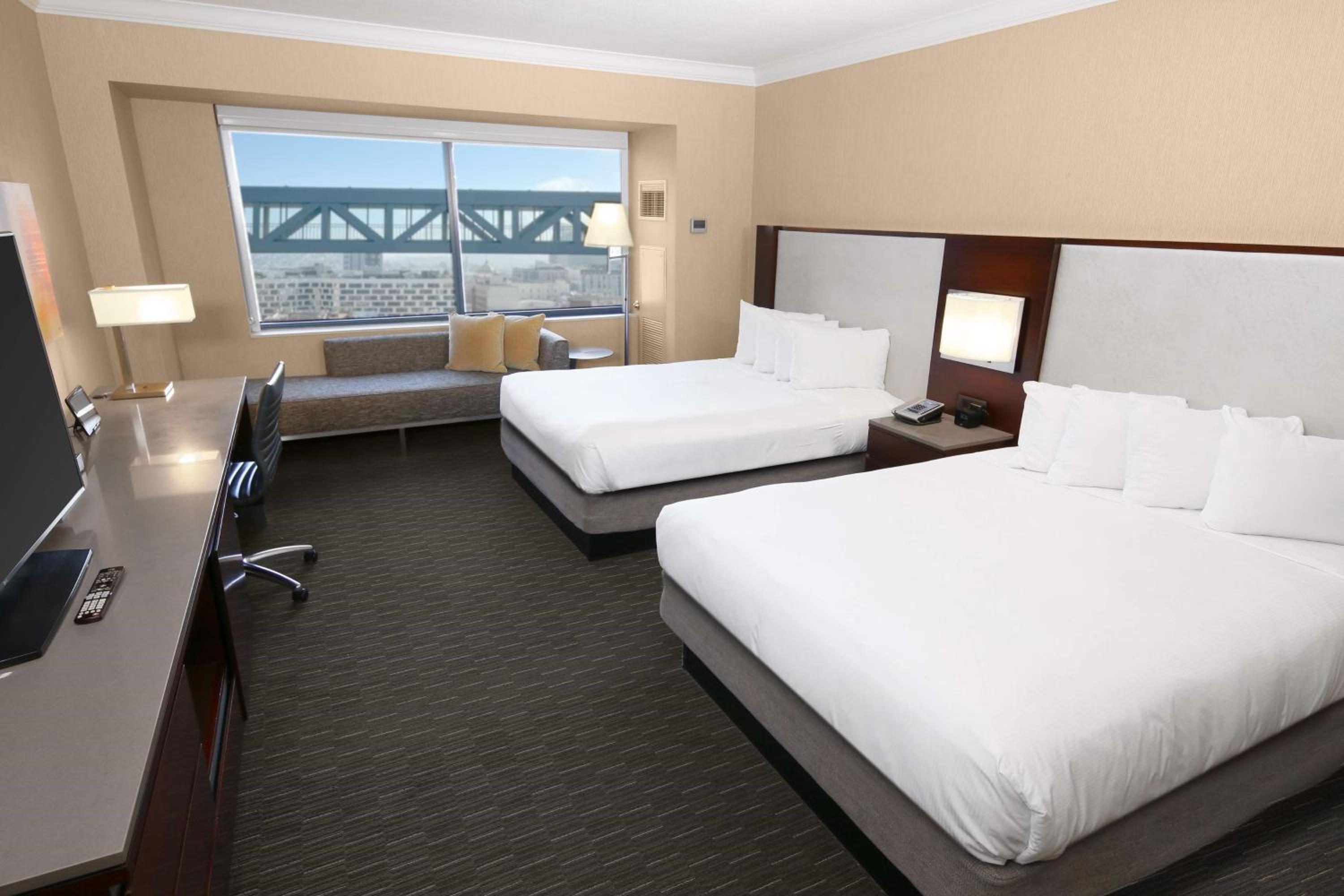 Deluxe Queen Room with Two Queen Beds - Photo 3