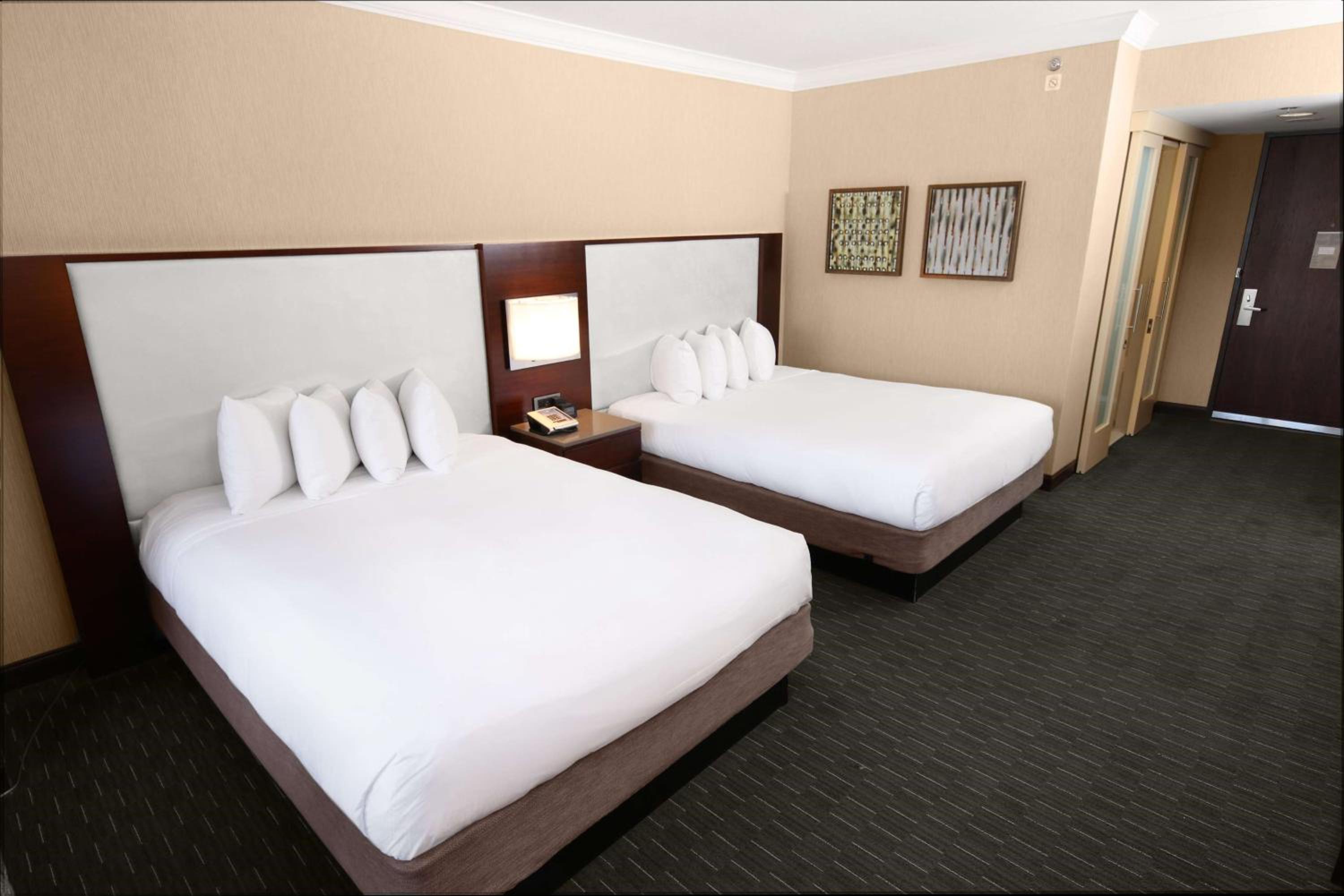 Deluxe Queen Room with Two Queen Beds - Photo 2