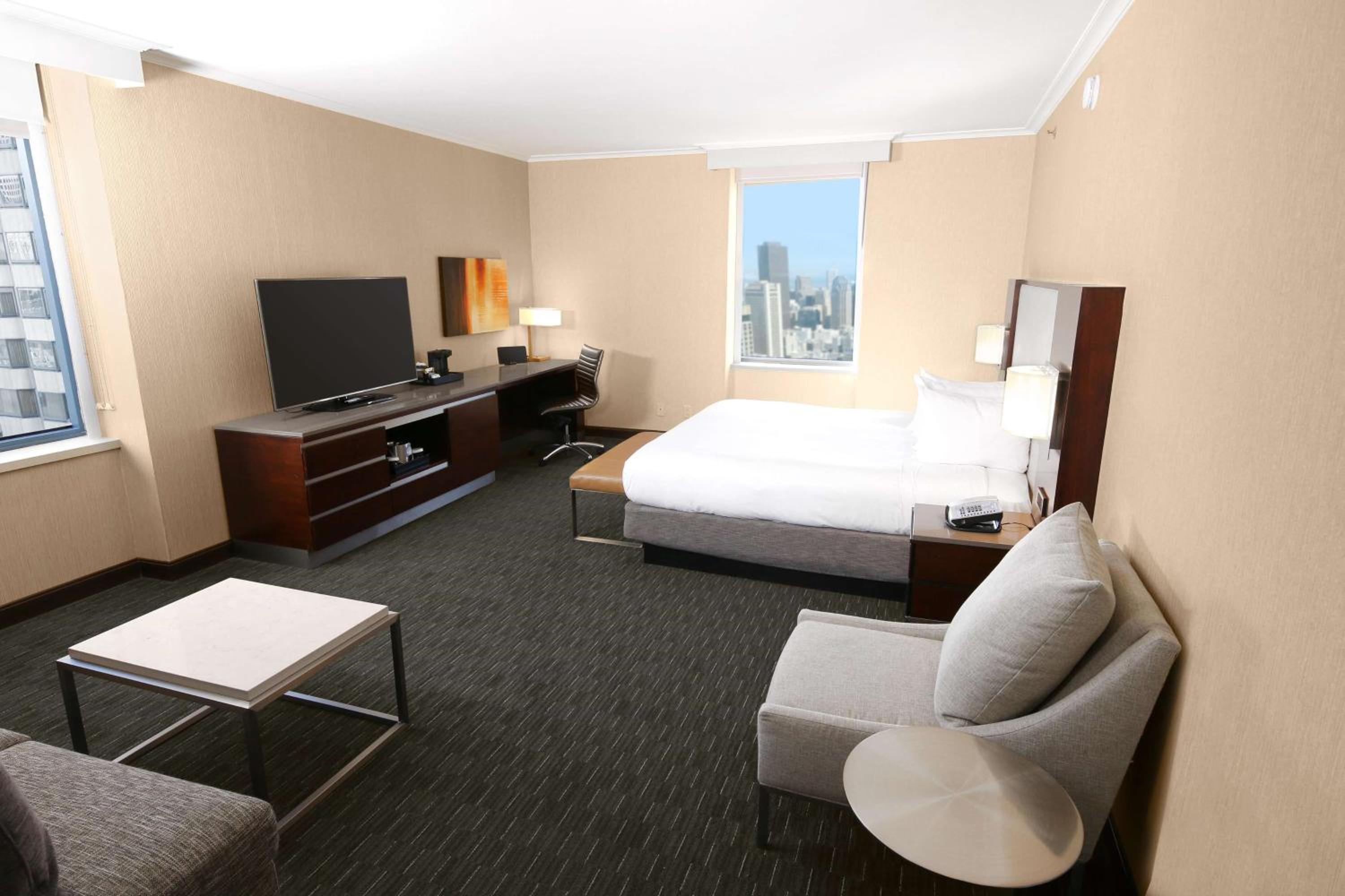 Junior King Suite with Seating Area - Photo 4