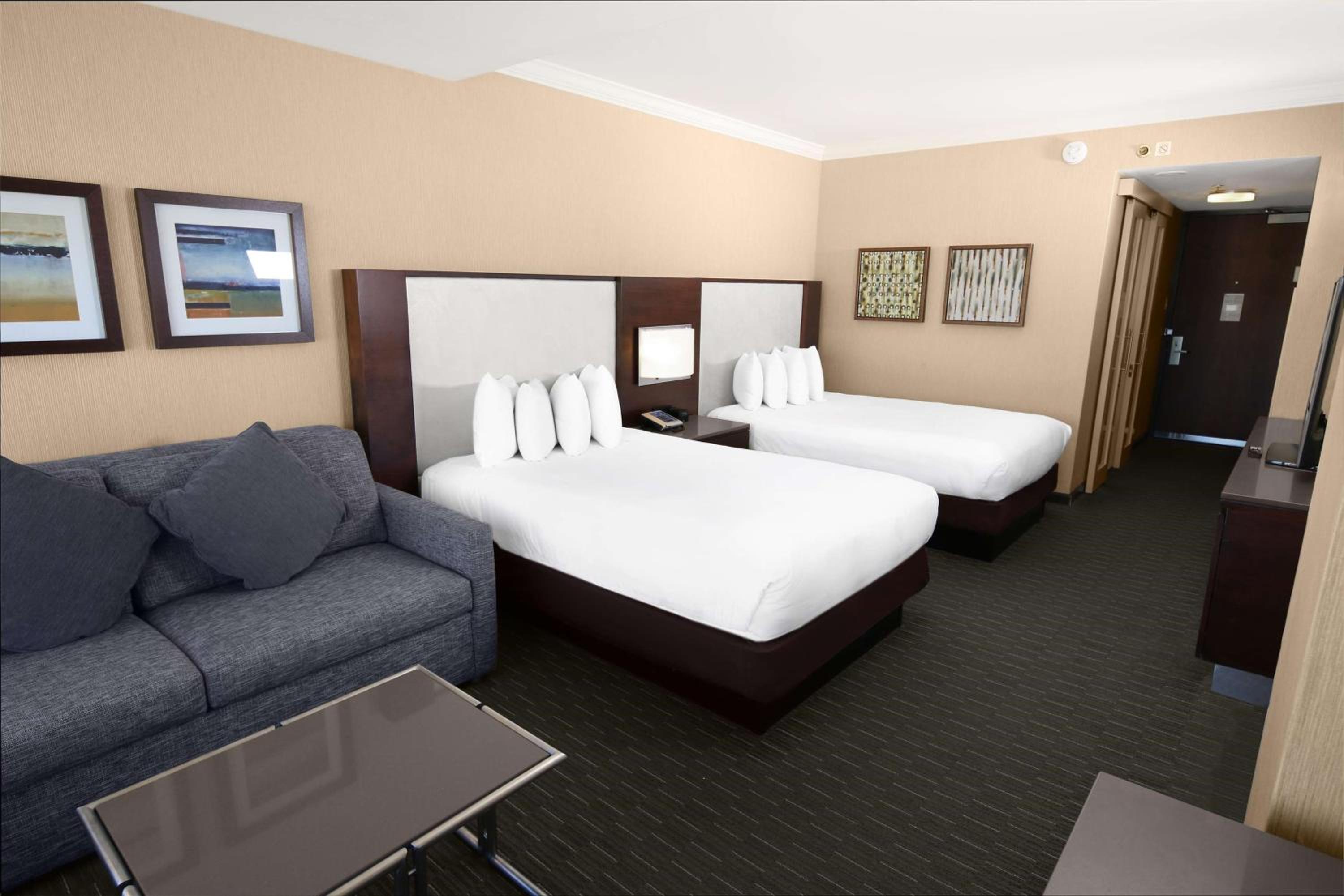 Skyline View - Two Double Beds Floors 20-44 - Photo 3