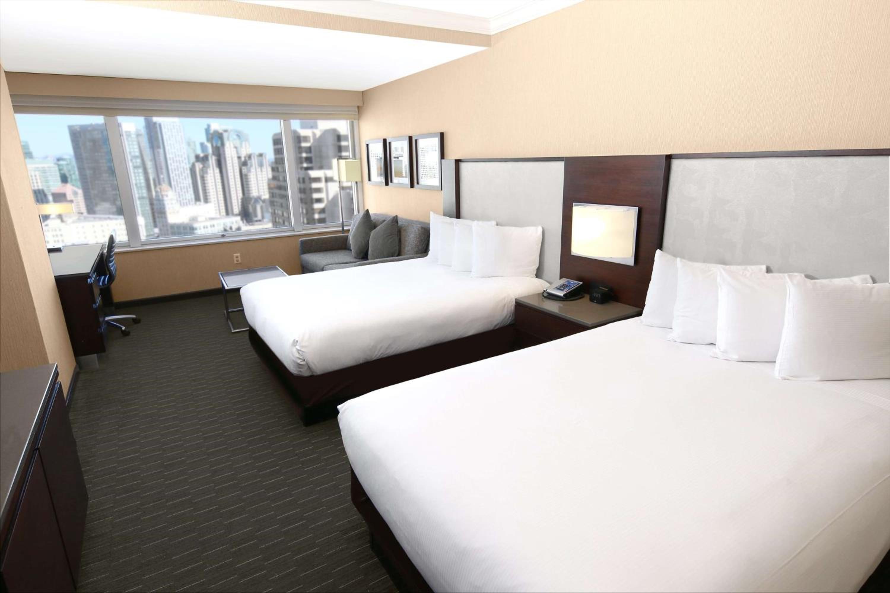 Skyline View - Two Double Beds Floors 20-44 - Photo 2