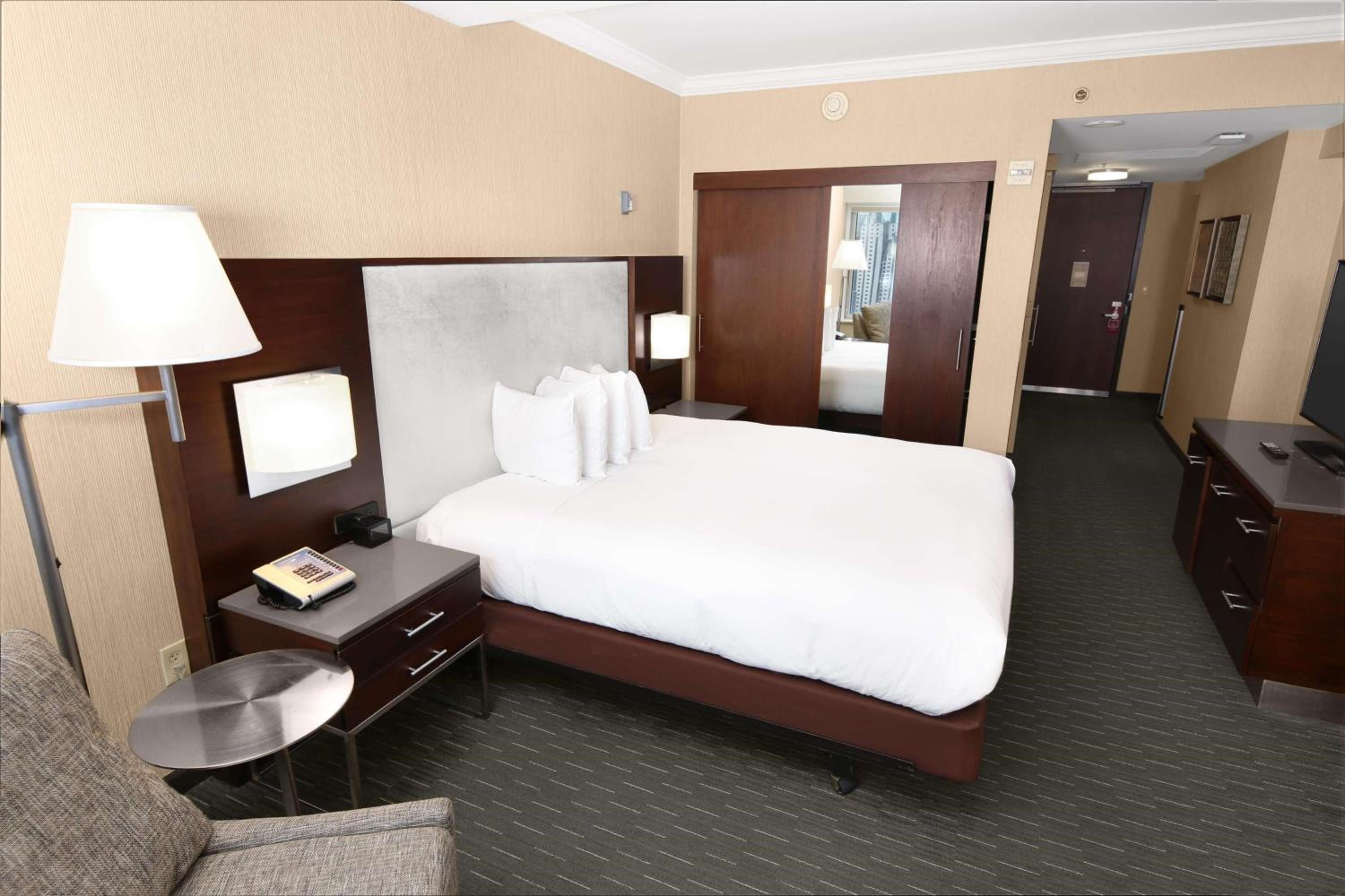 Double Room with View and Accessible Tub - Mobility and Hearing Access - Photo 2