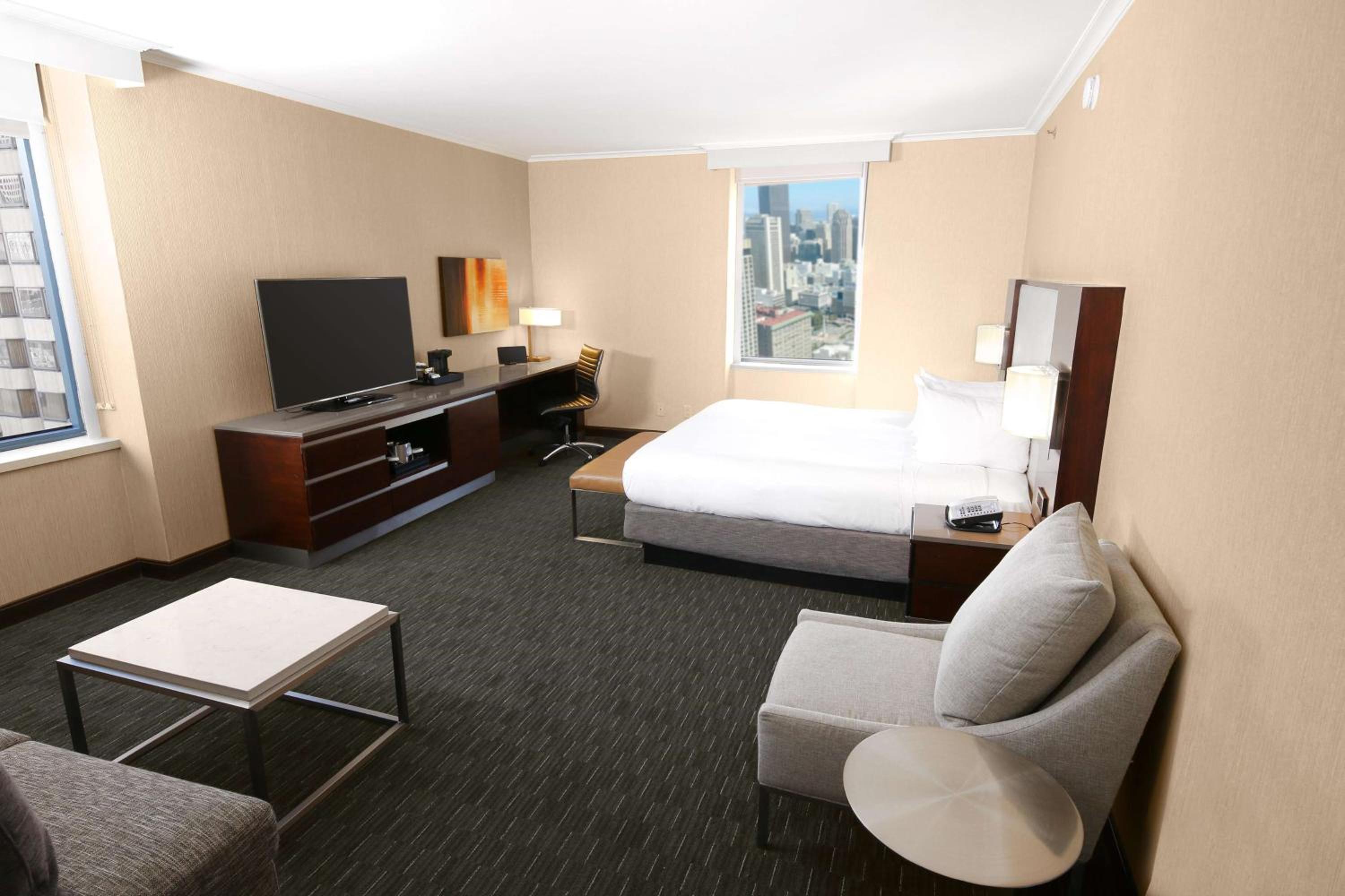 Junior King Suite with Seating Area - Photo 3