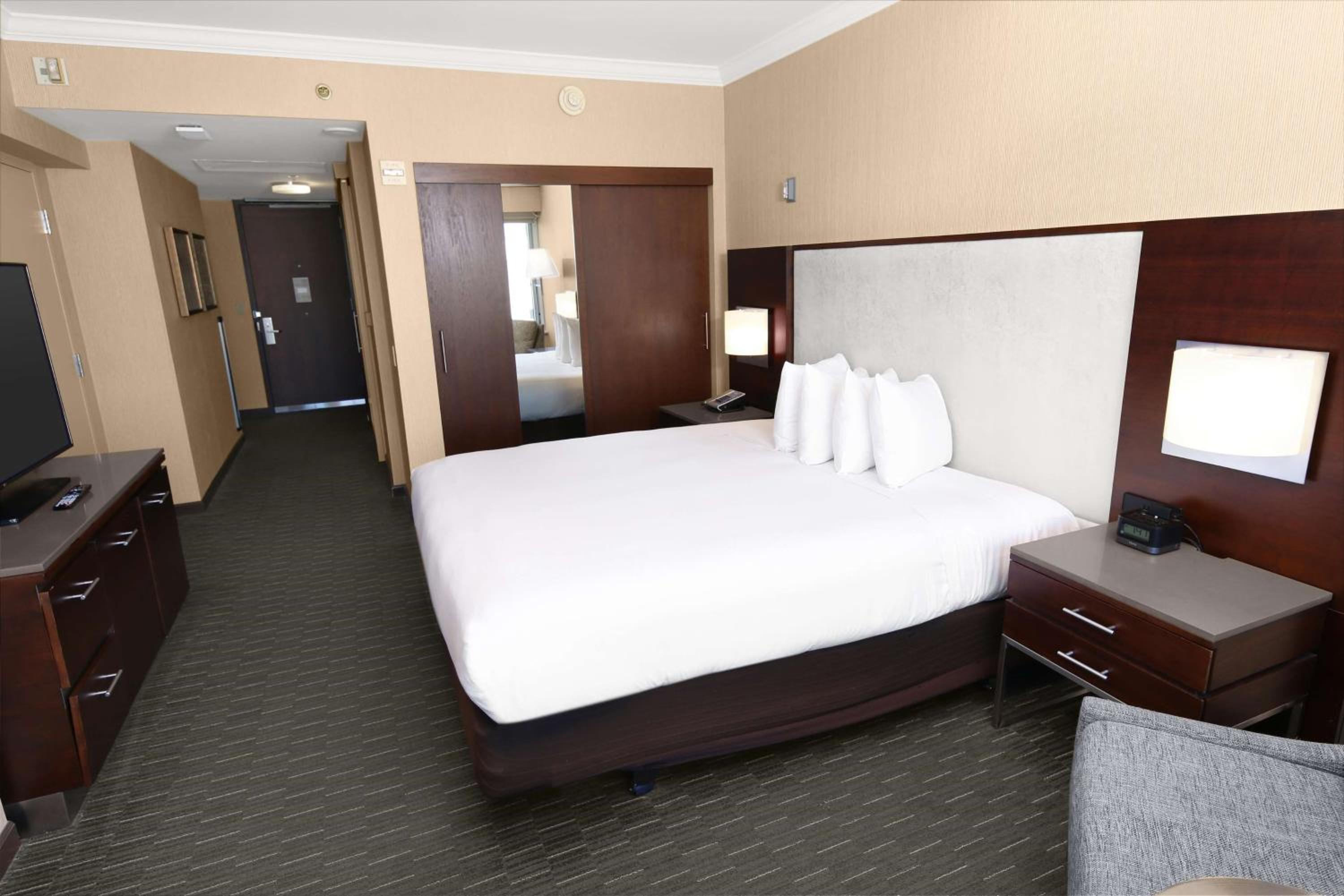 Double Room with View and Roll-In Shower - Mobility and Hearing Access - Photo 3
