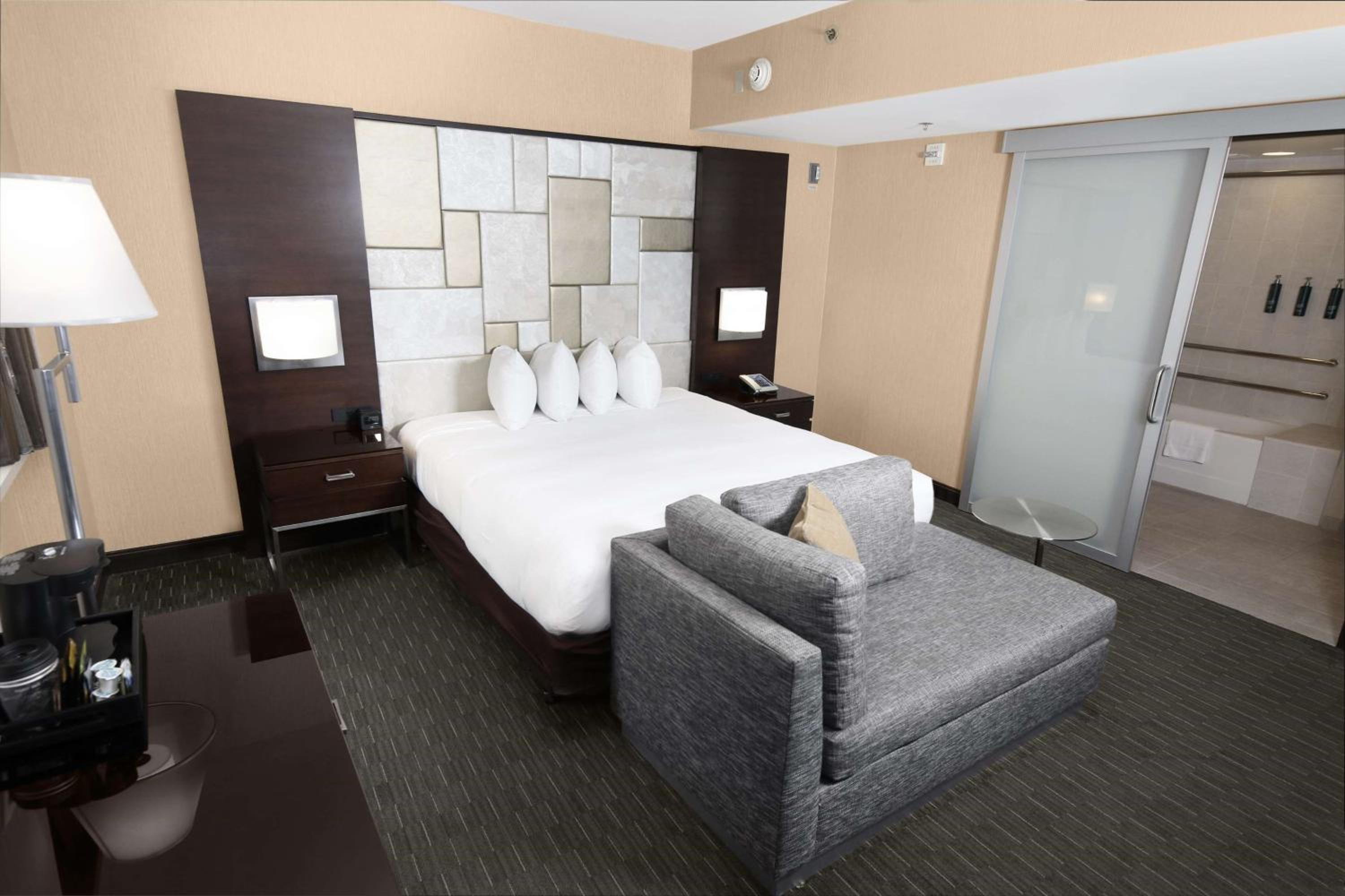 One King Bed Mobility/Hearing Accessible Tub - Photo 2