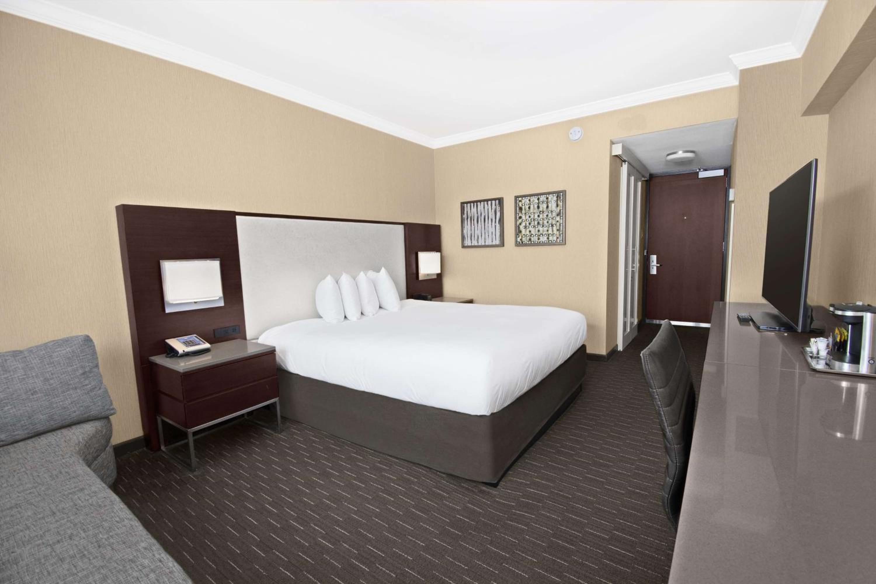 Deluxe King Room - Photo 2