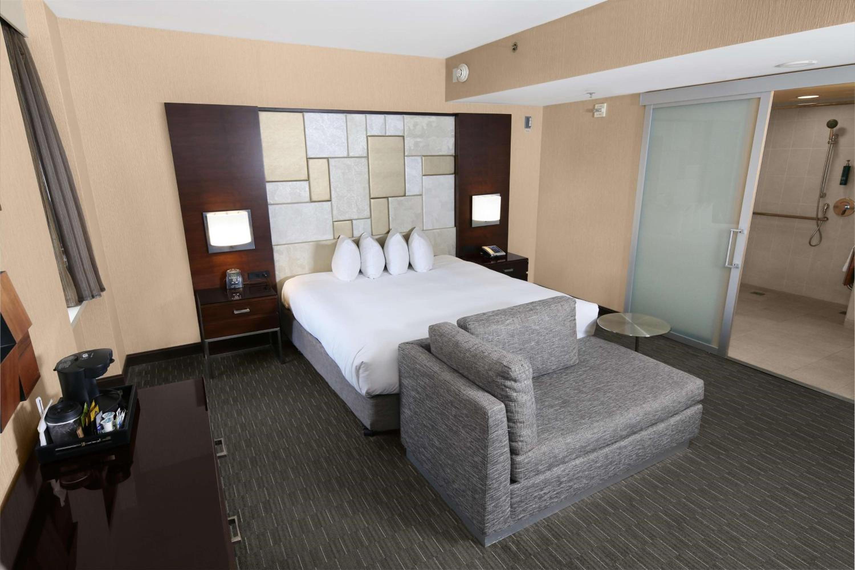 One King Bed Mobility/Hearing Accessible - Roll-In Shower - Photo 2