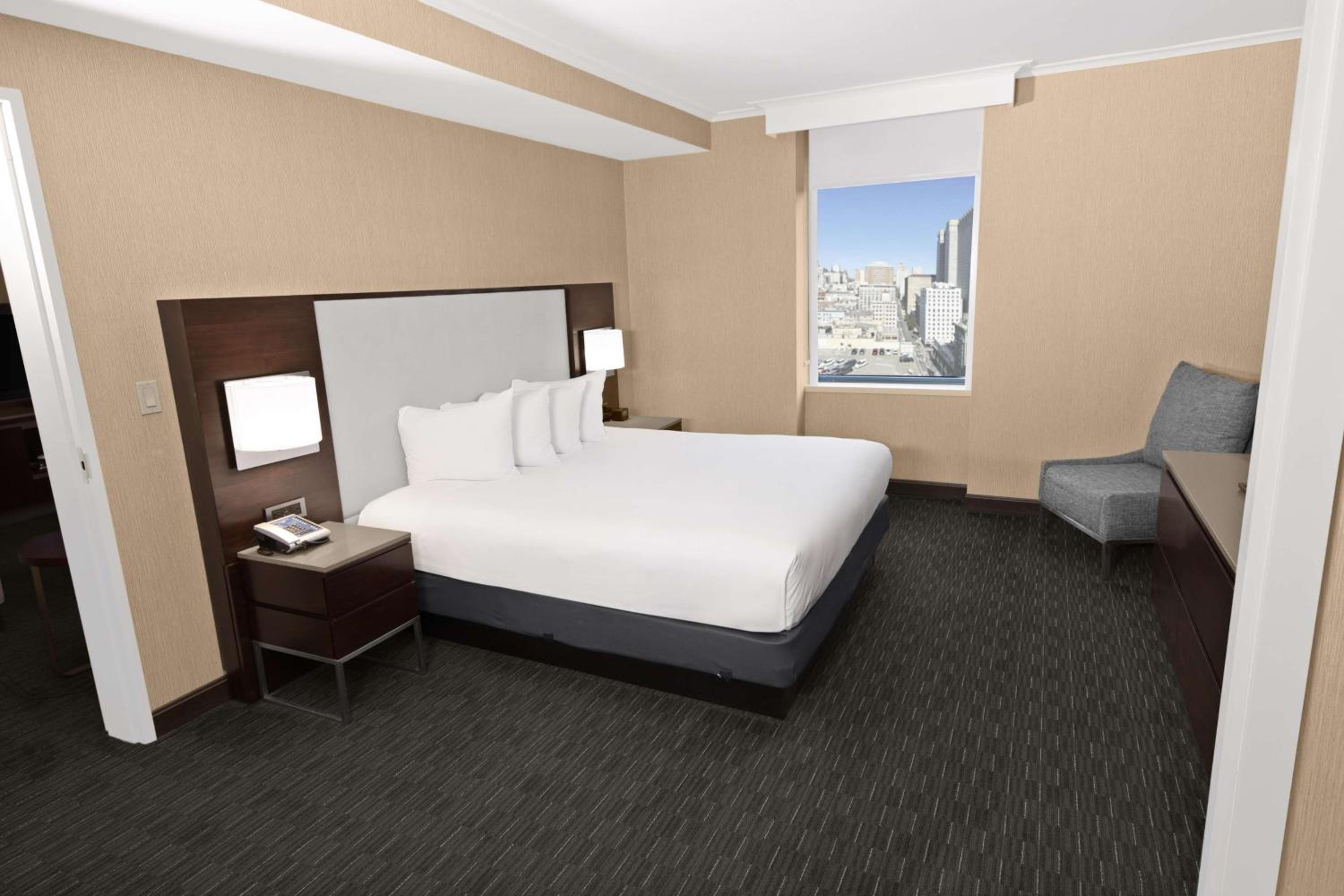 One-Bedroom King Suite photo 3