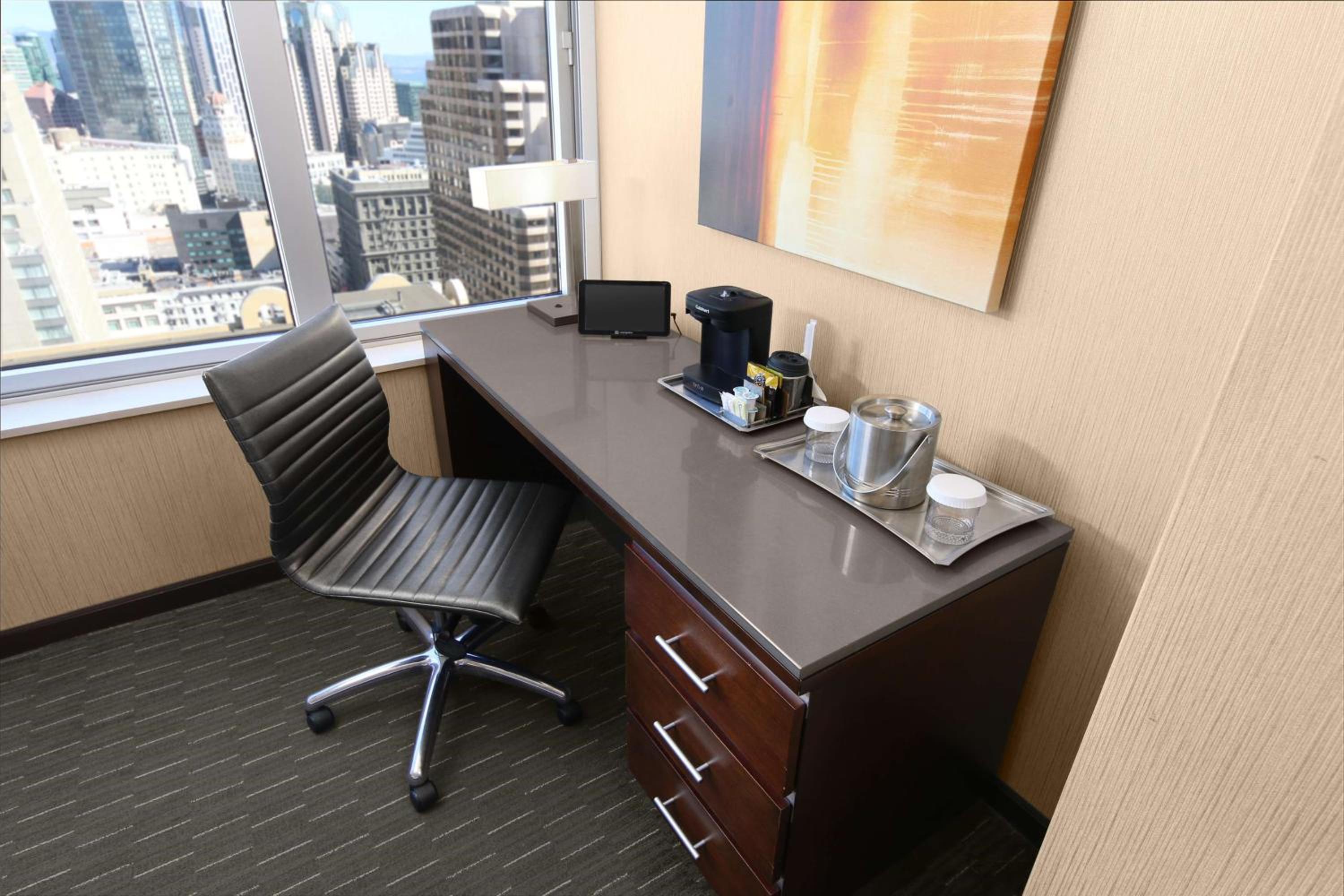 Double Room with View and Roll-In Shower - Mobility and Hearing Access - Photo 2