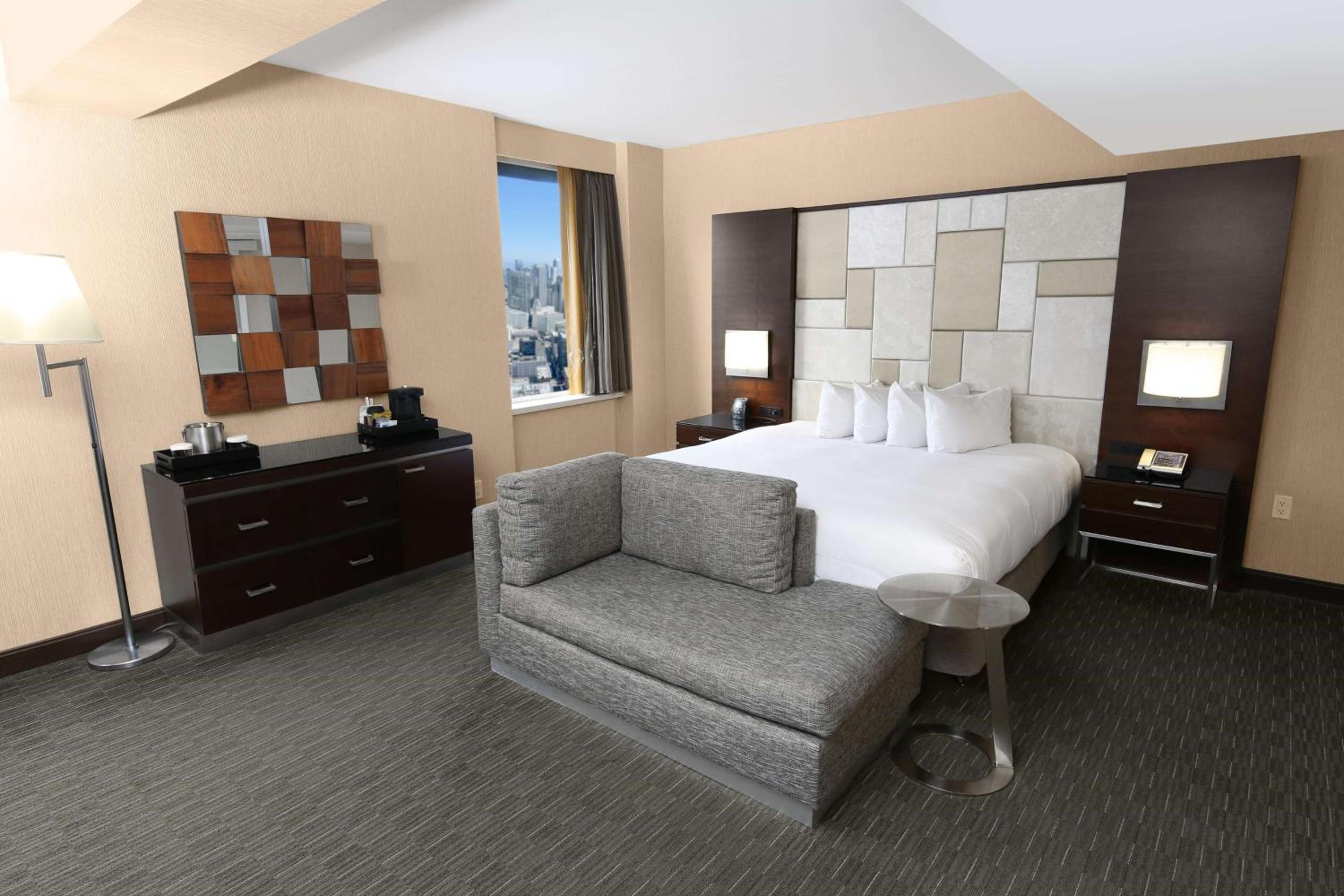 One King Bed Mobility/Hearing Accessible - Roll-In Shower - Photo 3