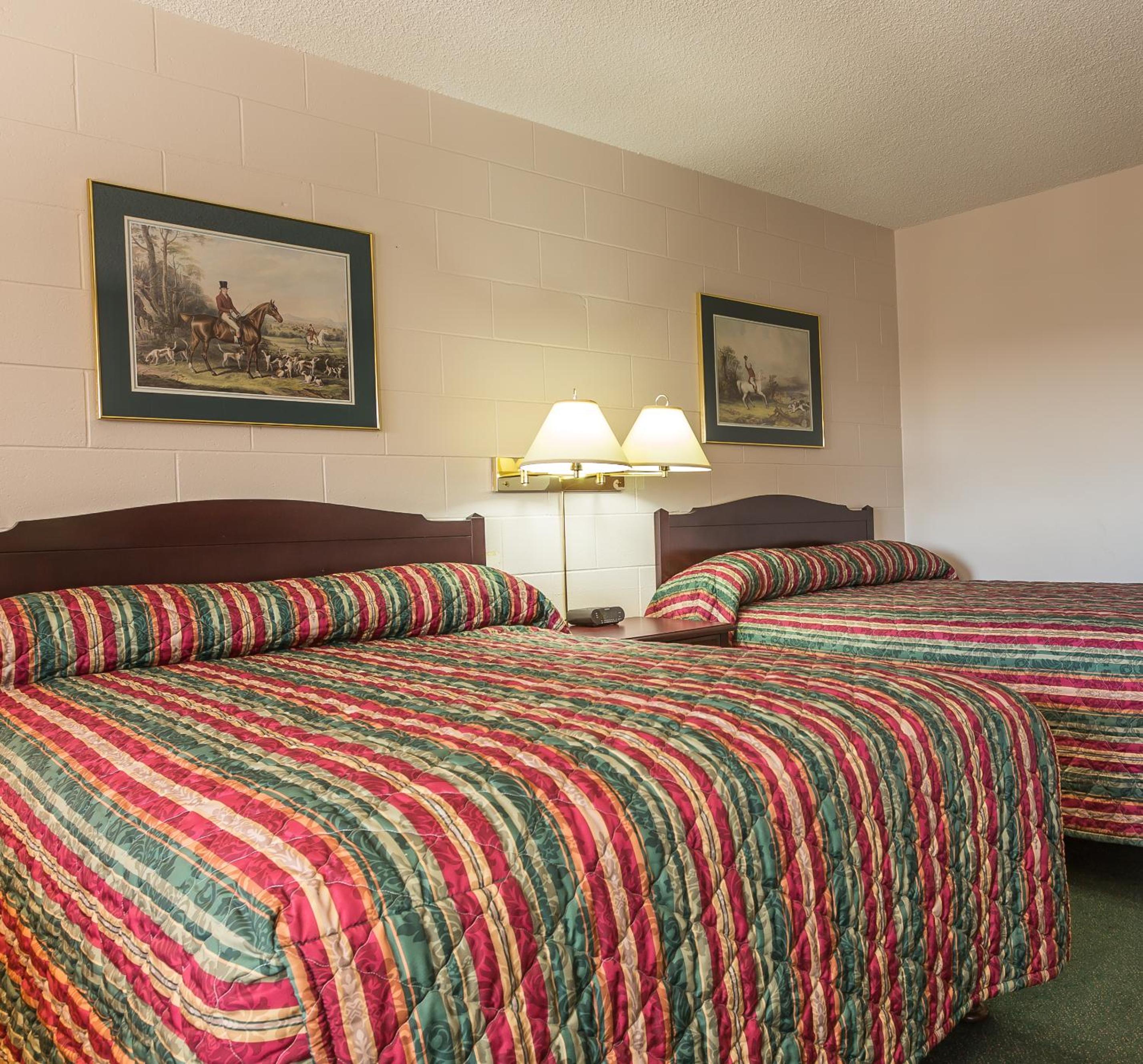 Standard Queen Room with Two Queen Beds photo 3