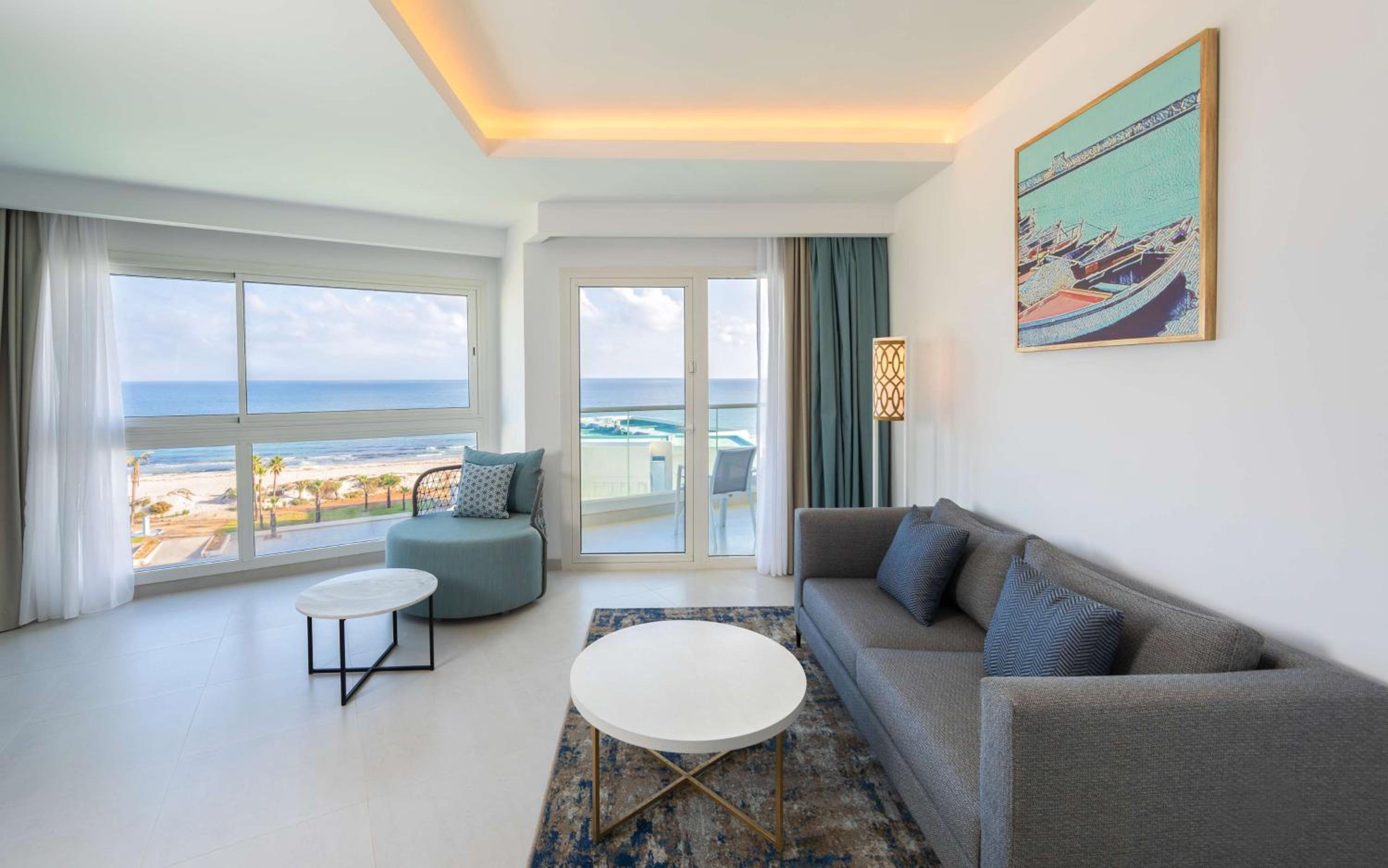 One-Bedroom King Suite with Front Sea View - Photo 4