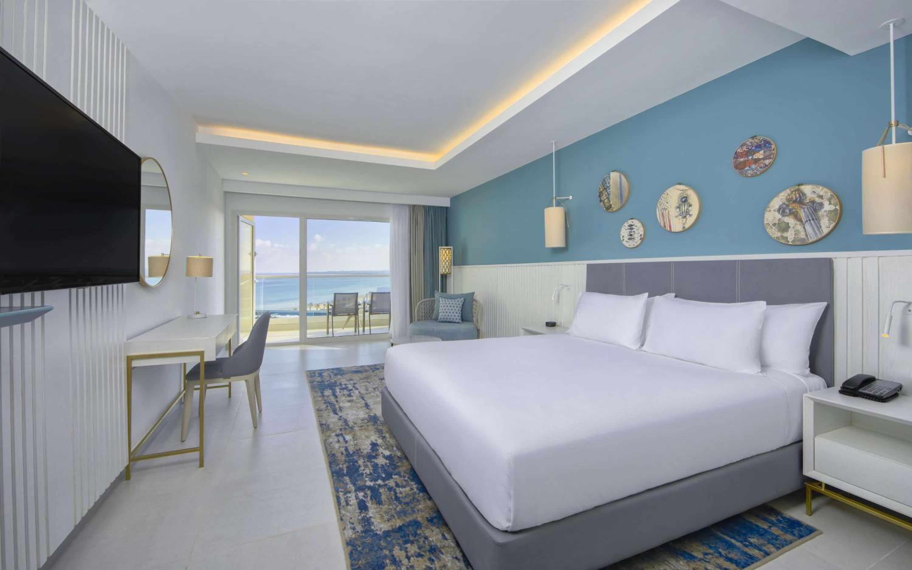 Deluxe King Room with Partial Sea View - Photo 3