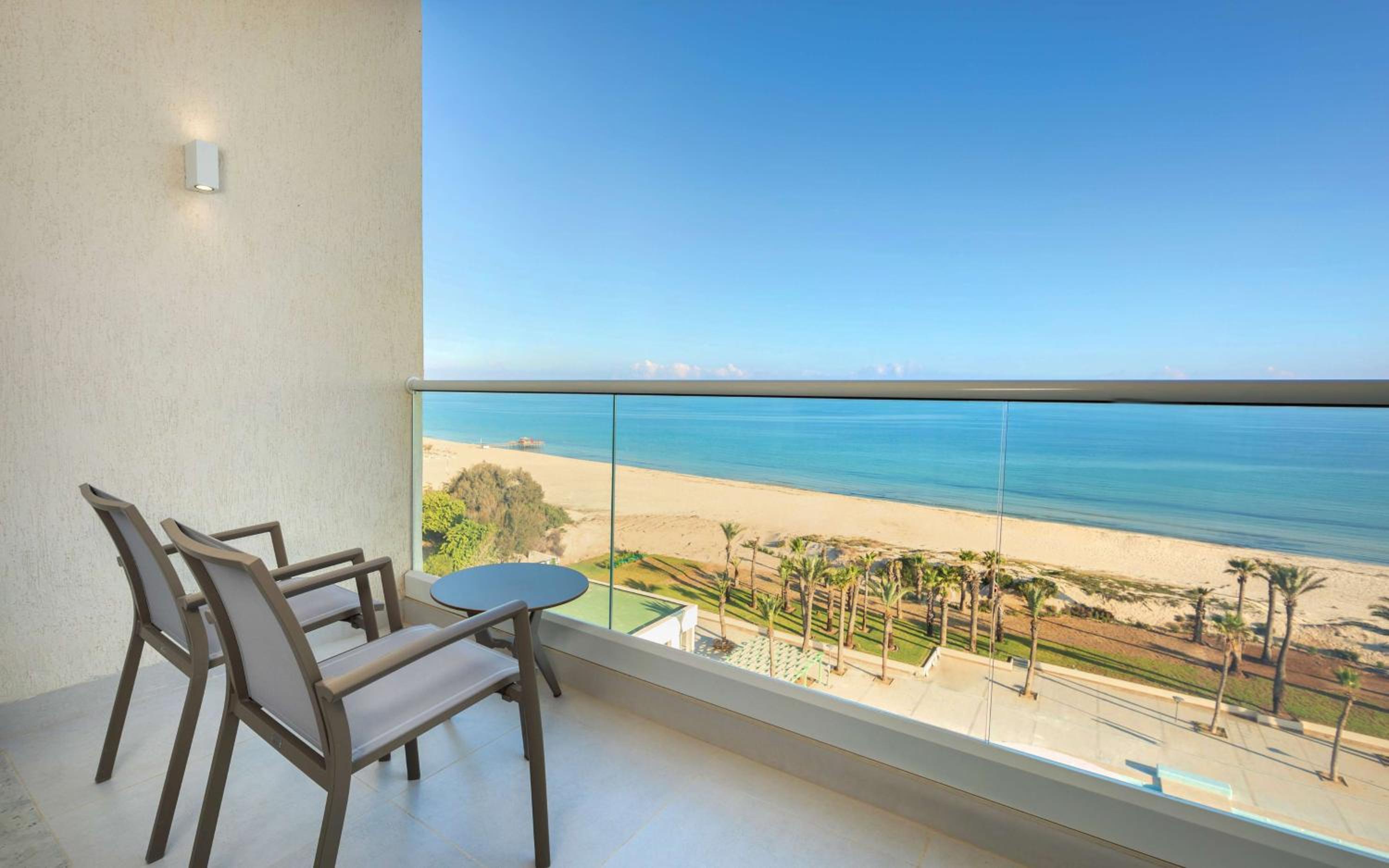 Deluxe King Room with Front Sea View - Photo 3