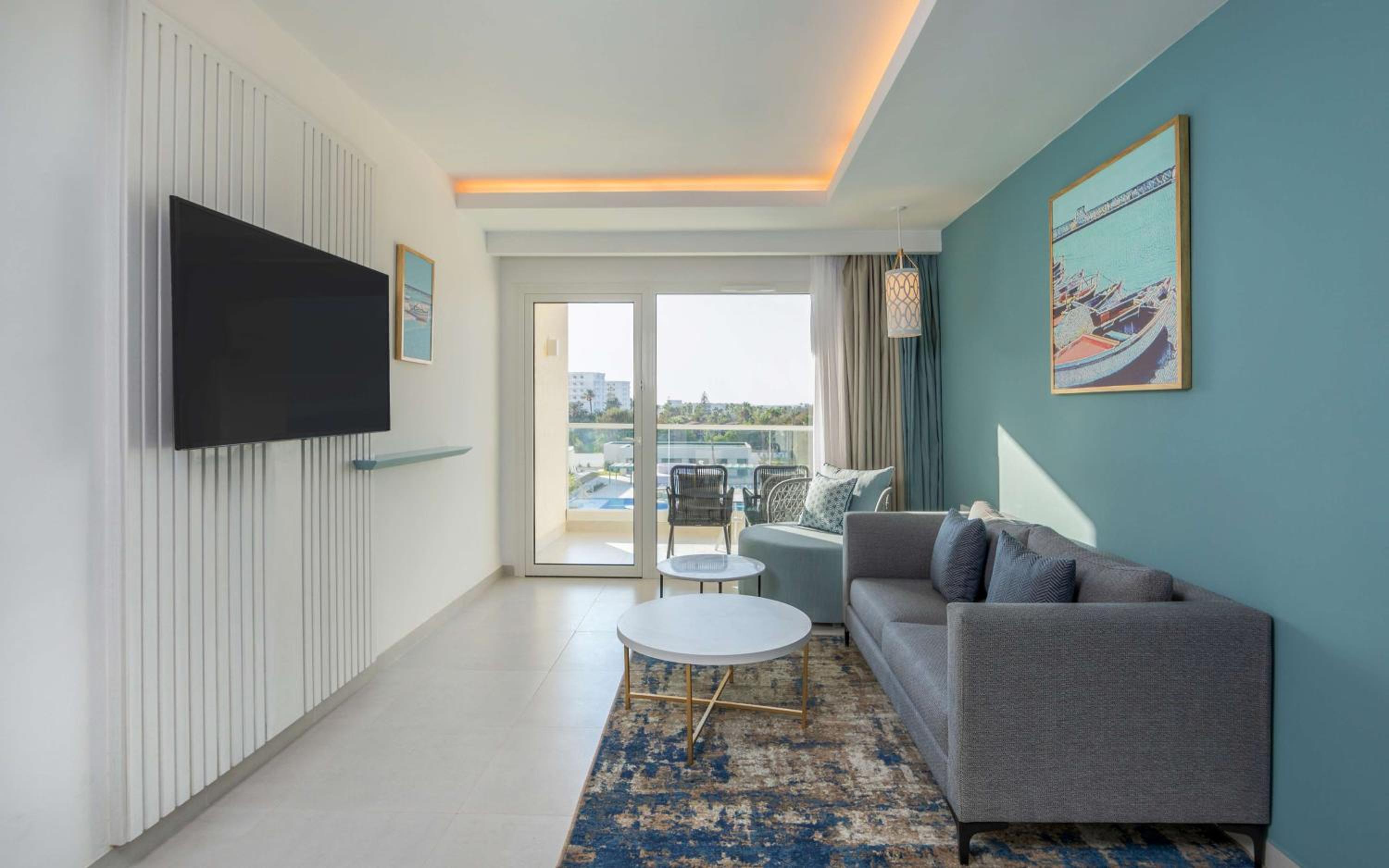 One-Bedroom King Suite with Pool View - Photo 7