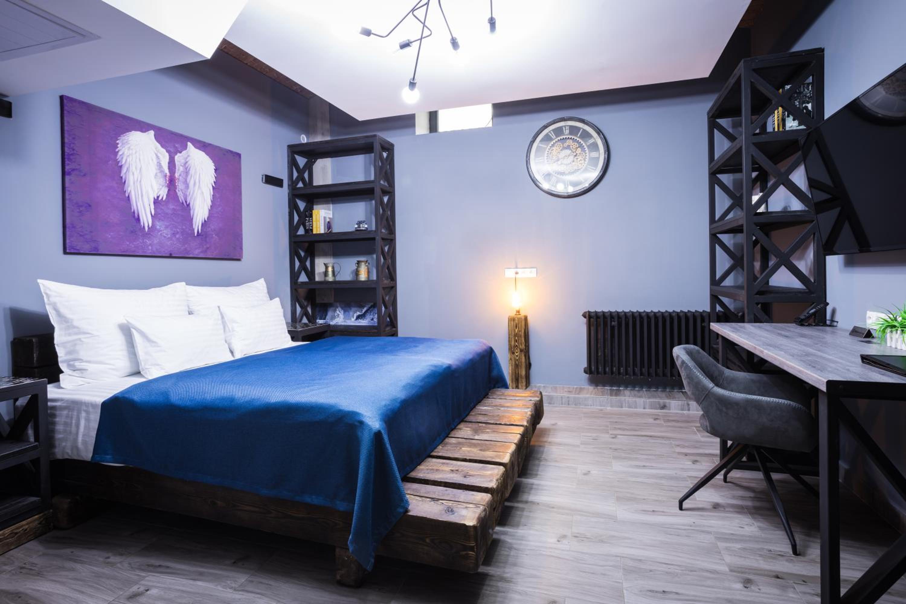 Classic One-Bedroom Apartment with King Bed