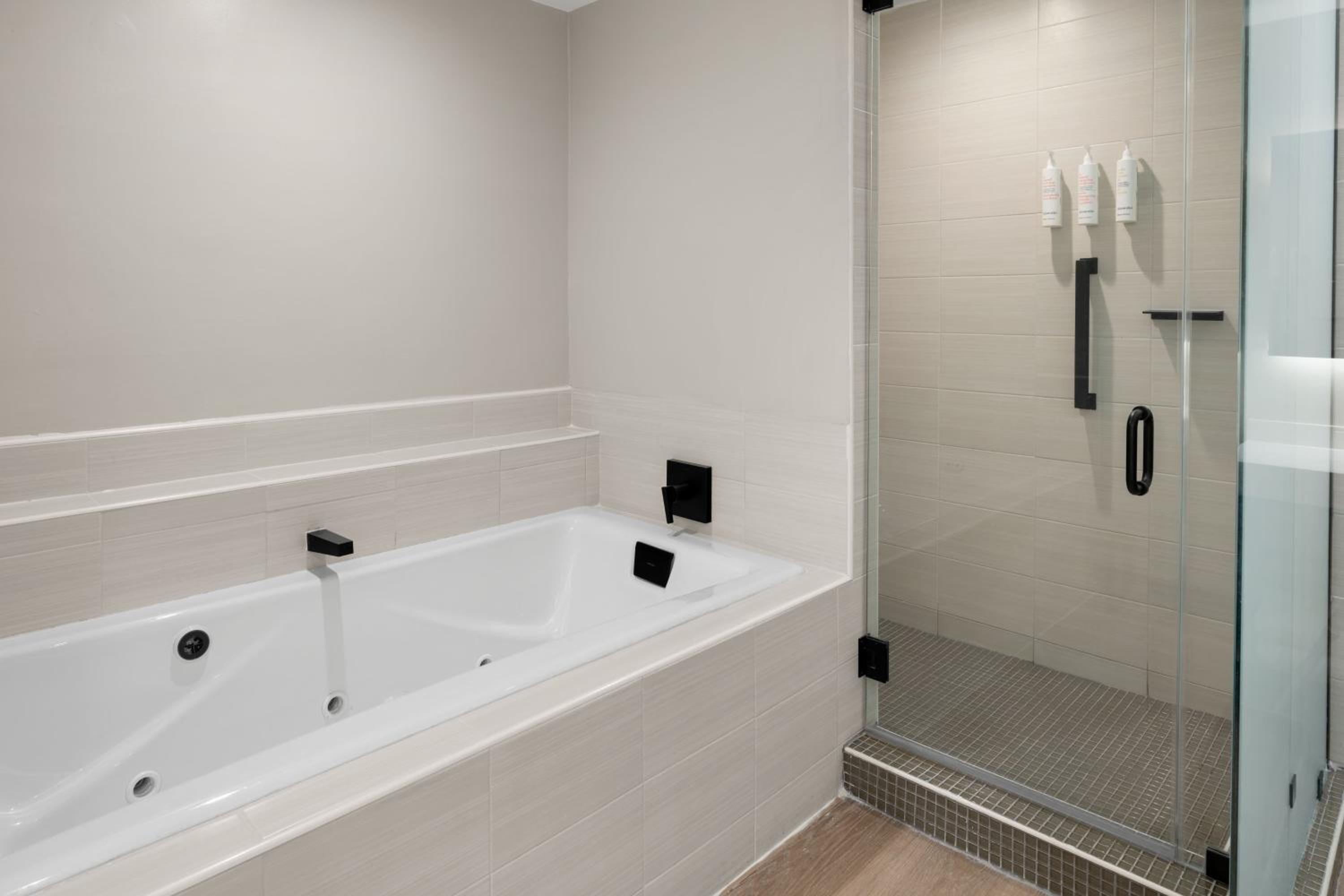 King Studio Suite with Sofa Bed and Pool View - Cabana Building - Photo 3
