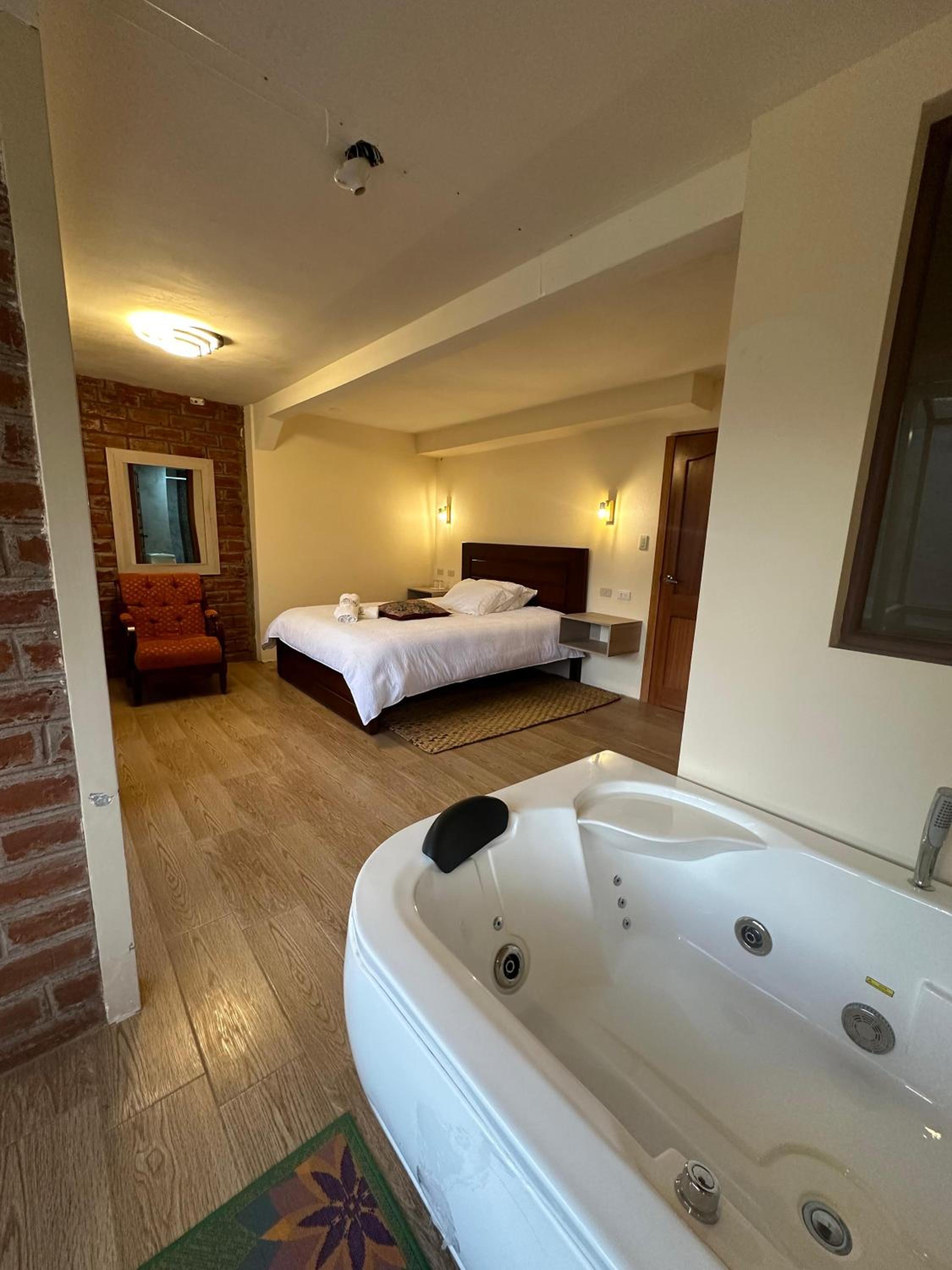 Queen Suite with Spa Bath photo 2