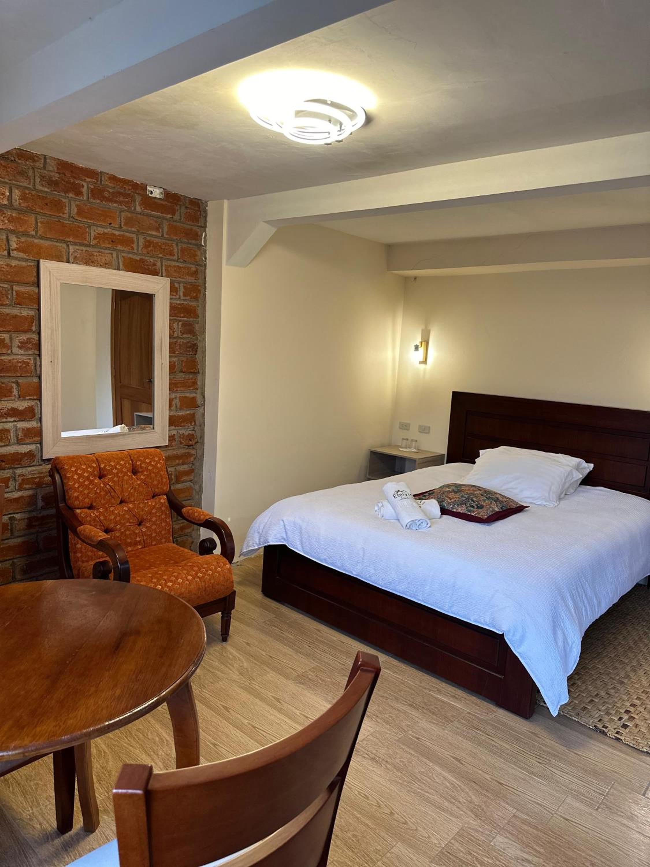 Queen Suite with Spa Bath photo 3