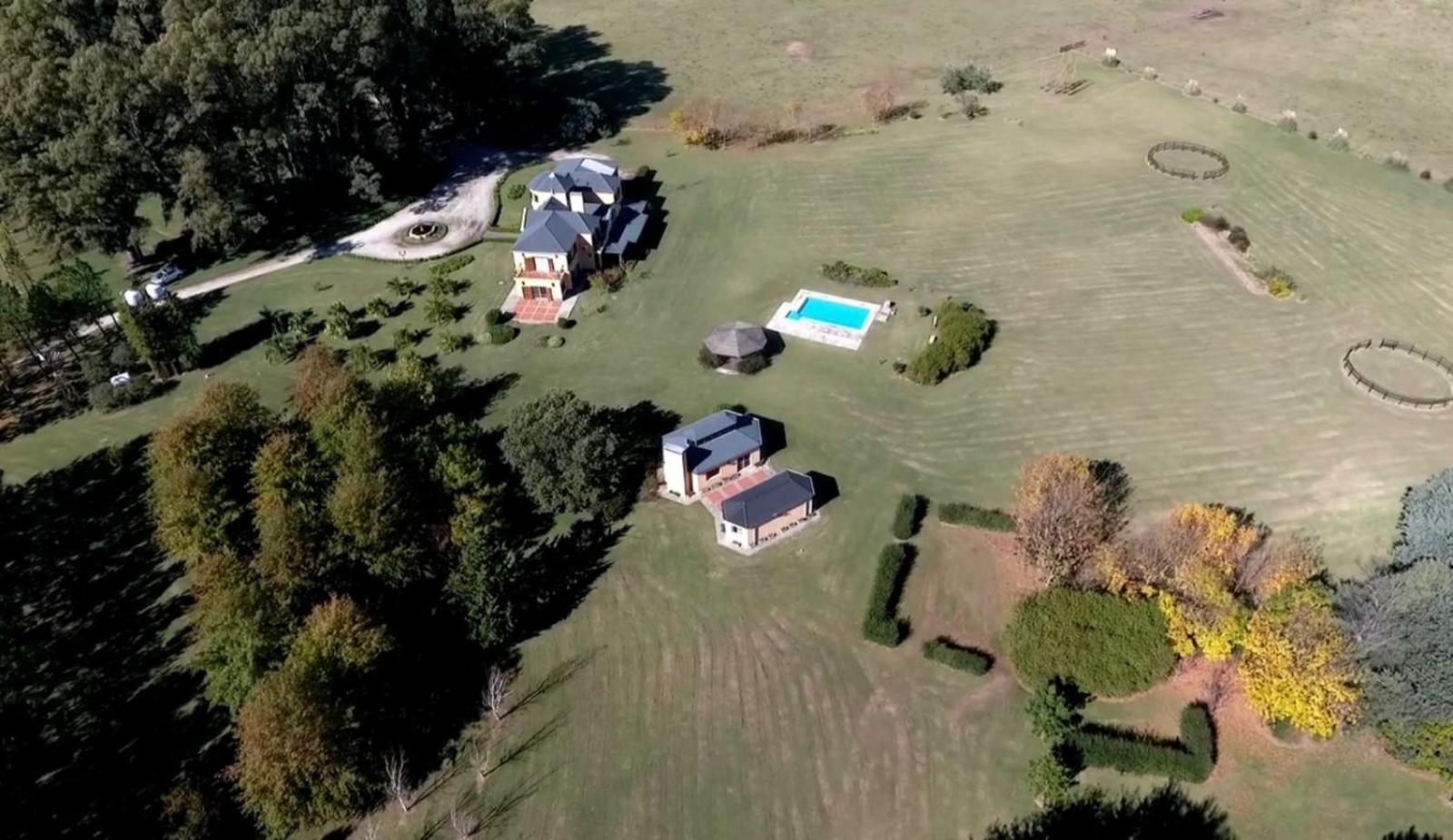 Six-Bedroom House photo 2