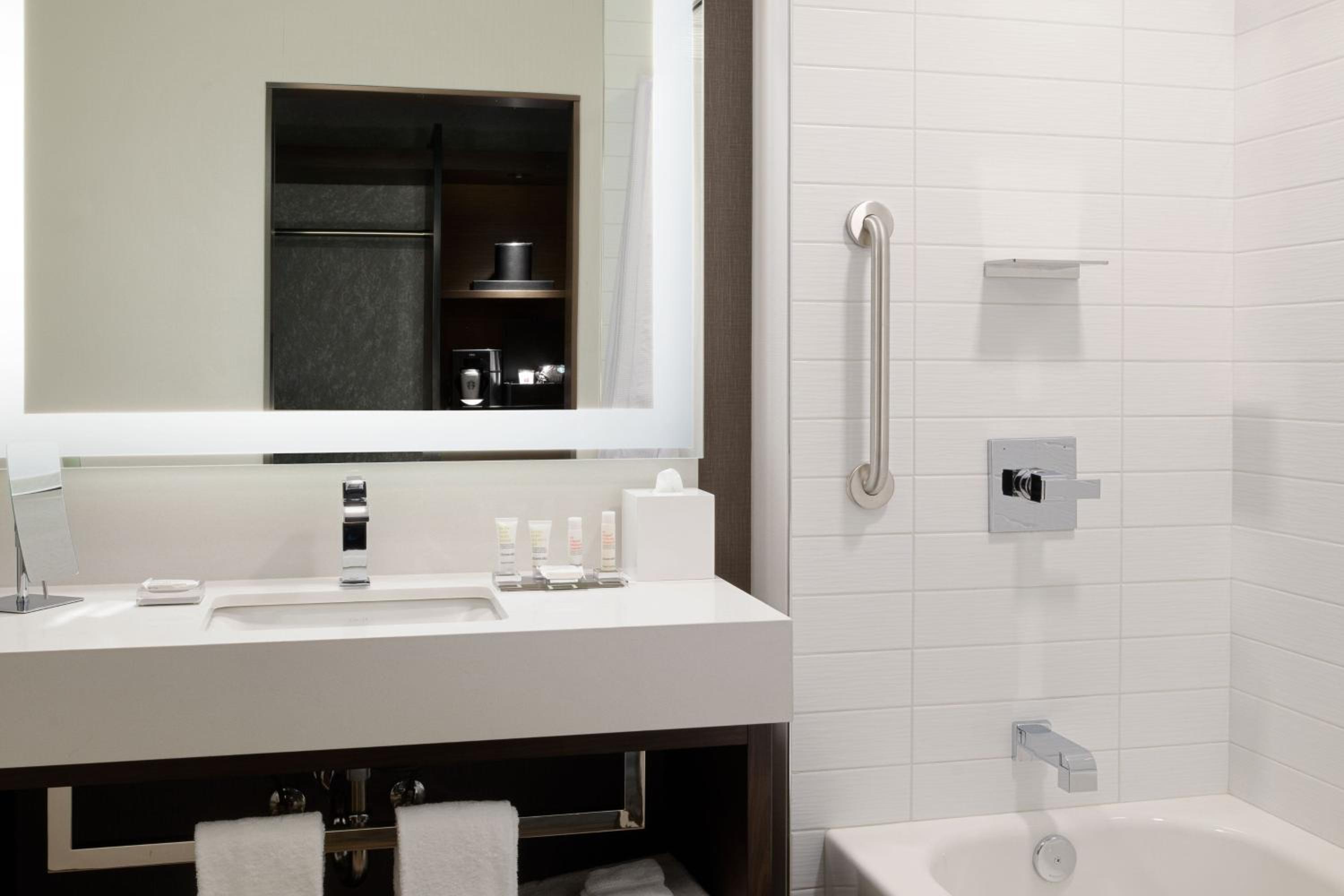 Guest Room, 1 King - Photo 6