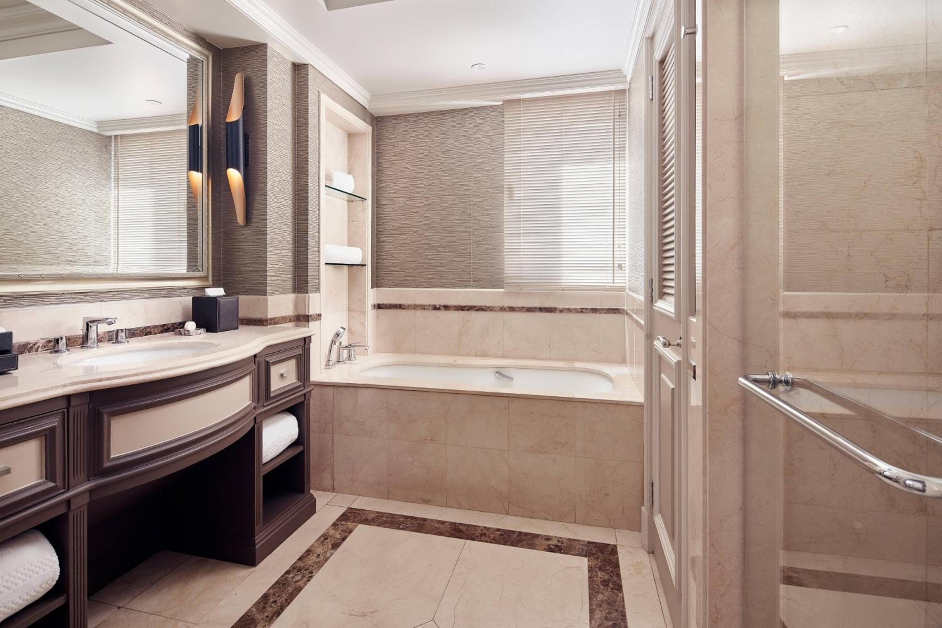 One-Bedroom Junior King Suite - Photo 6