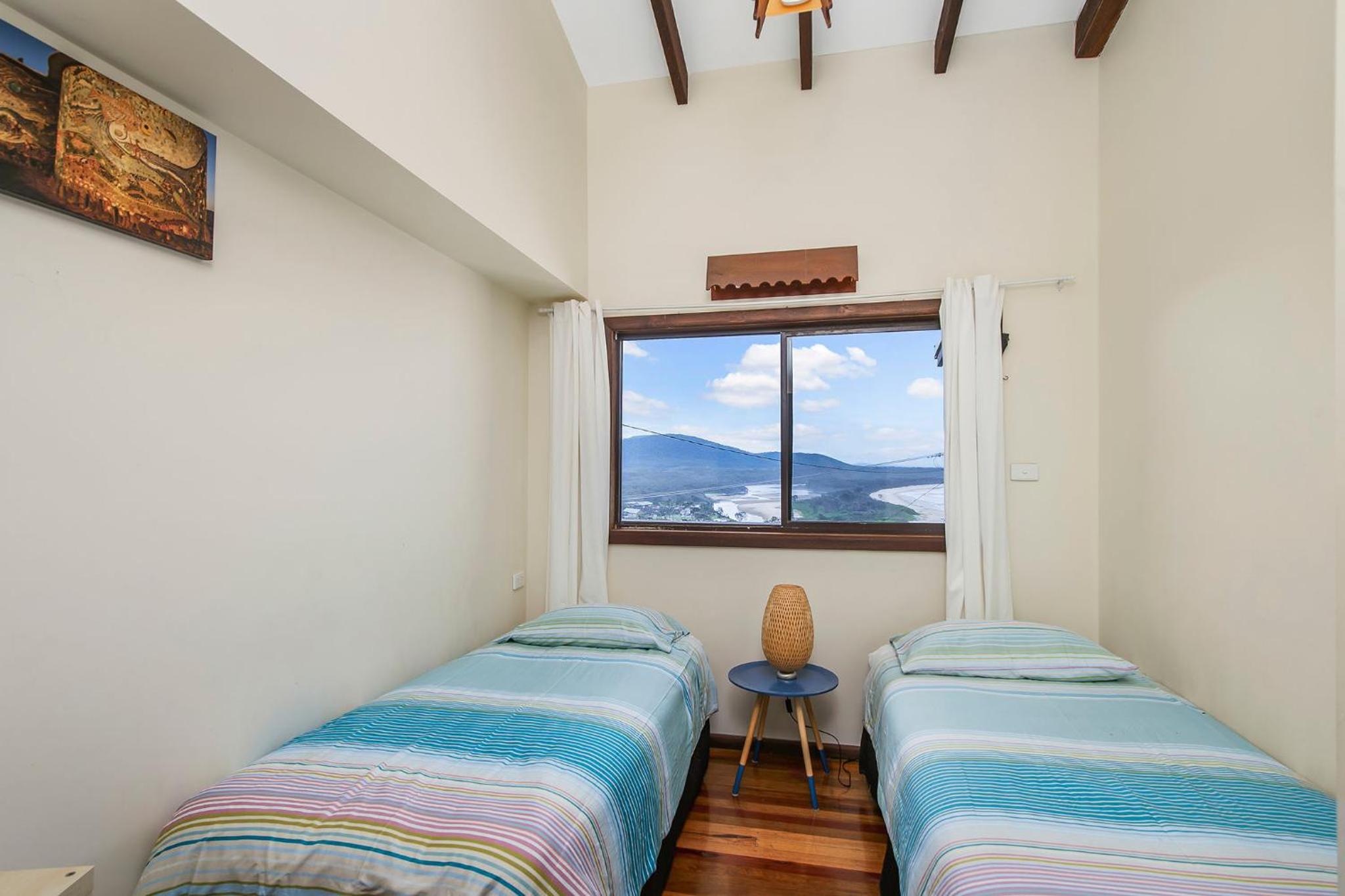 Five-Bedroom House photo 1