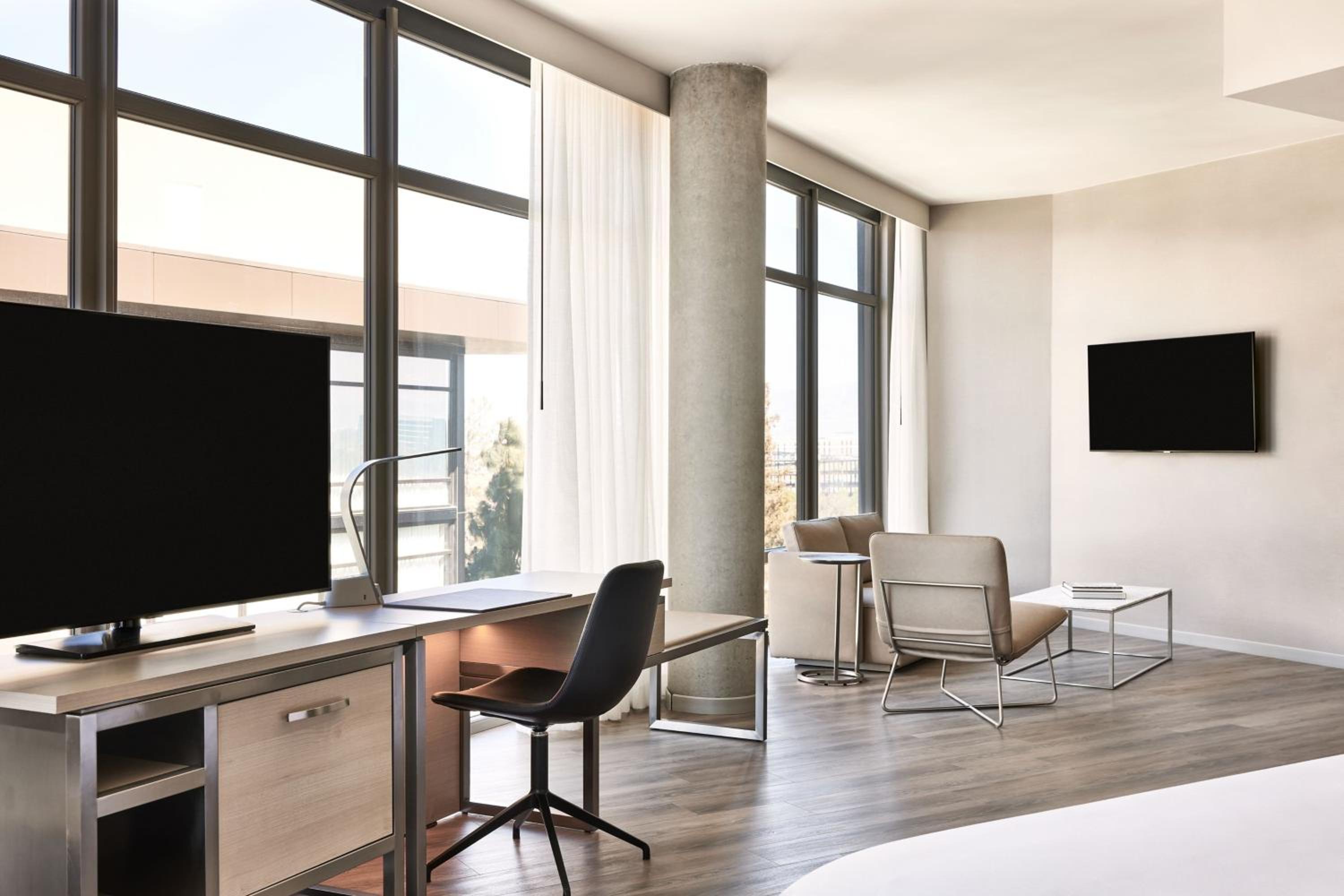 Junior King Suite with Mountain View - Photo 4