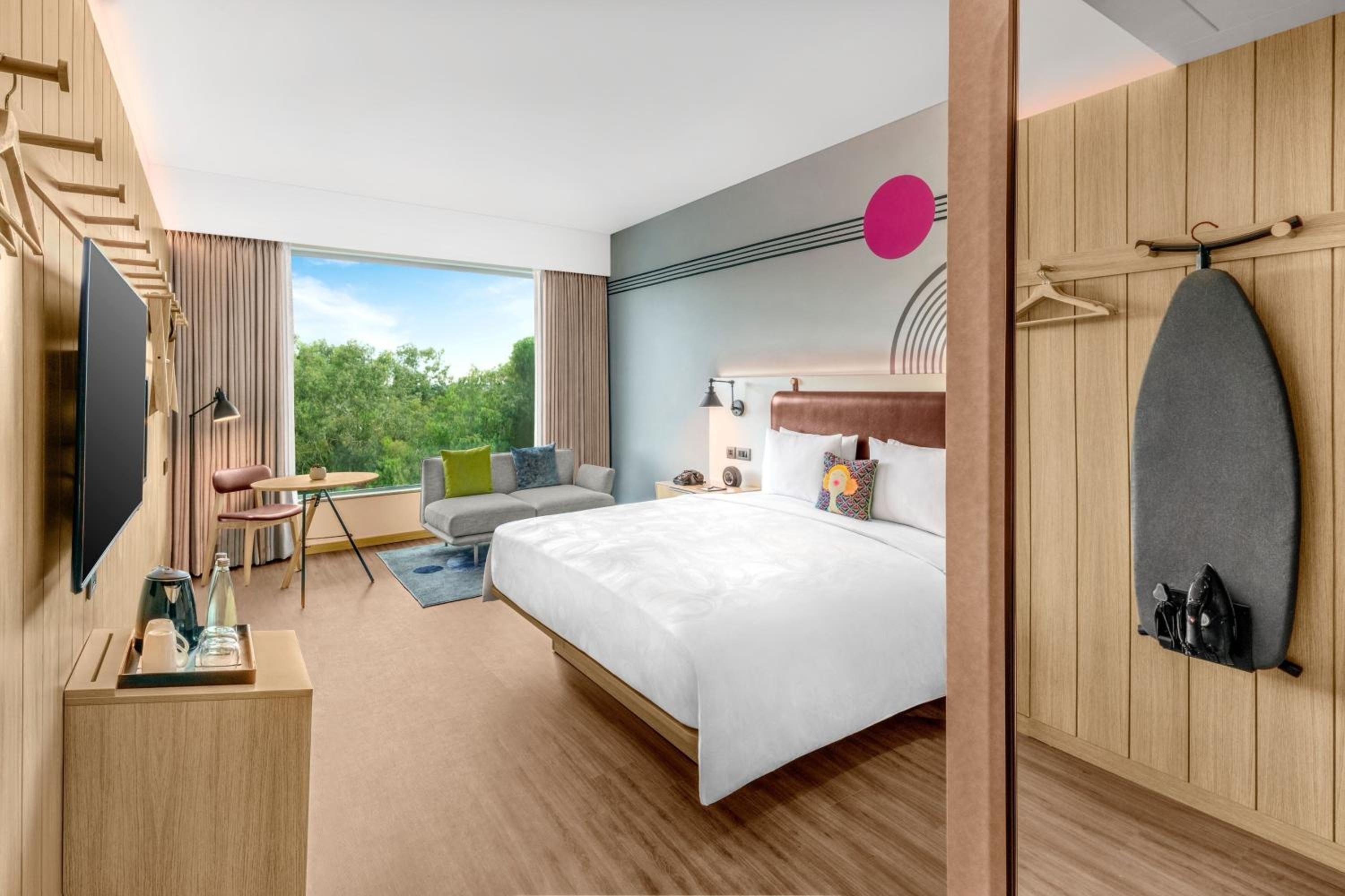 Moxy Executive Sleeper Queen Room with Pool View - Photo 5