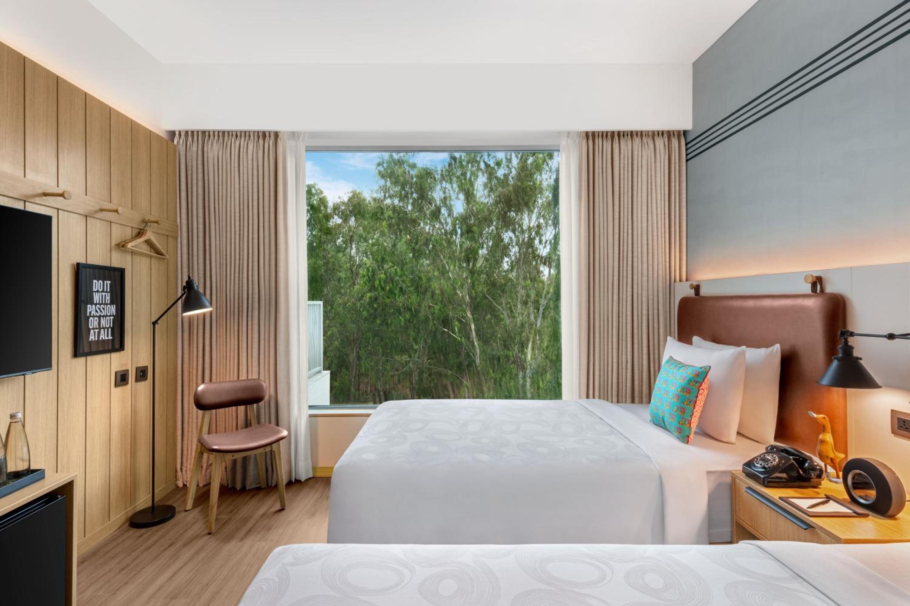 Moxy Sleeper Twin Room with City View - Photo 2
