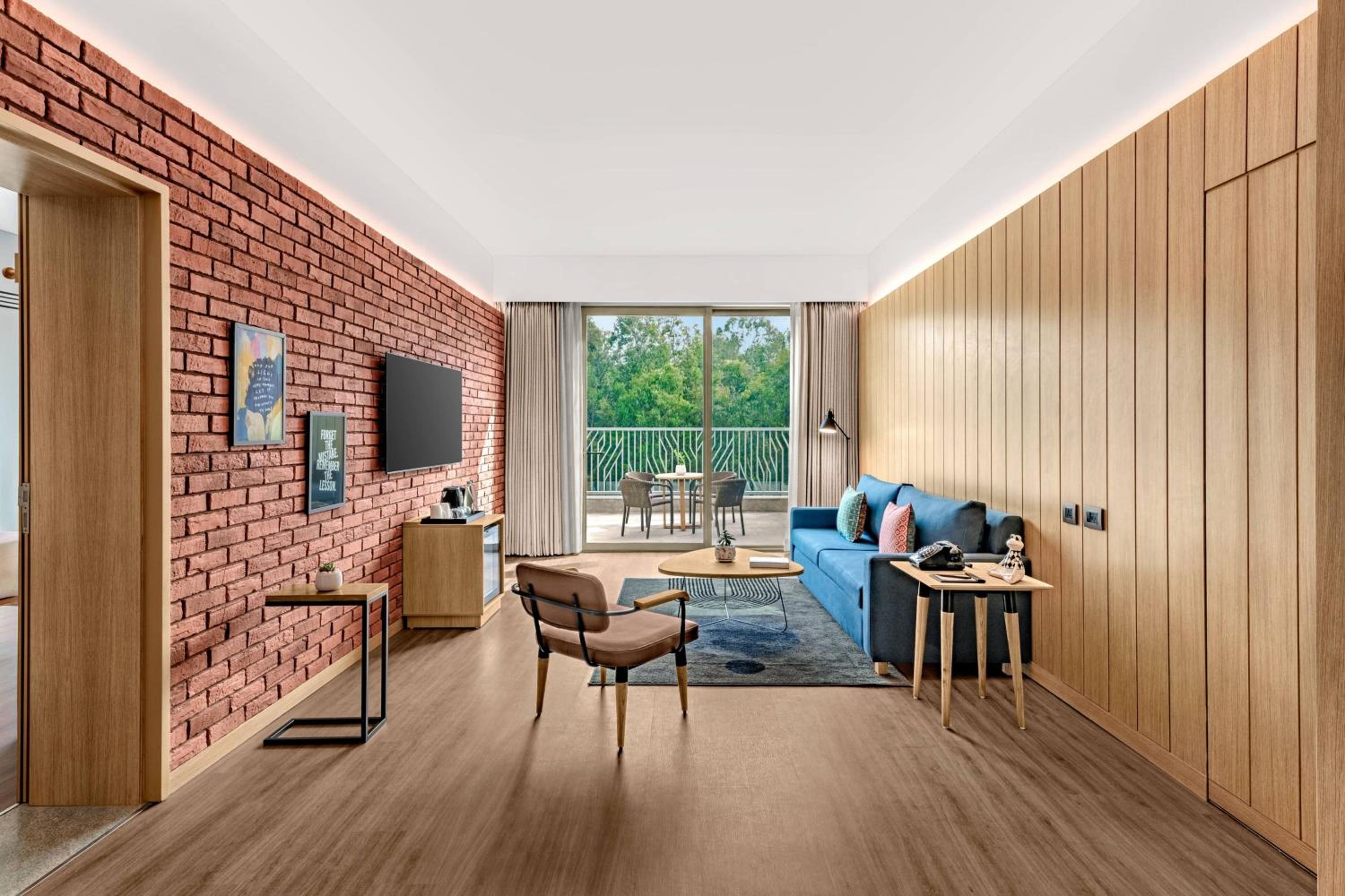 Moxy King Suite with Sofa Bed and Courtyard View photo 2
