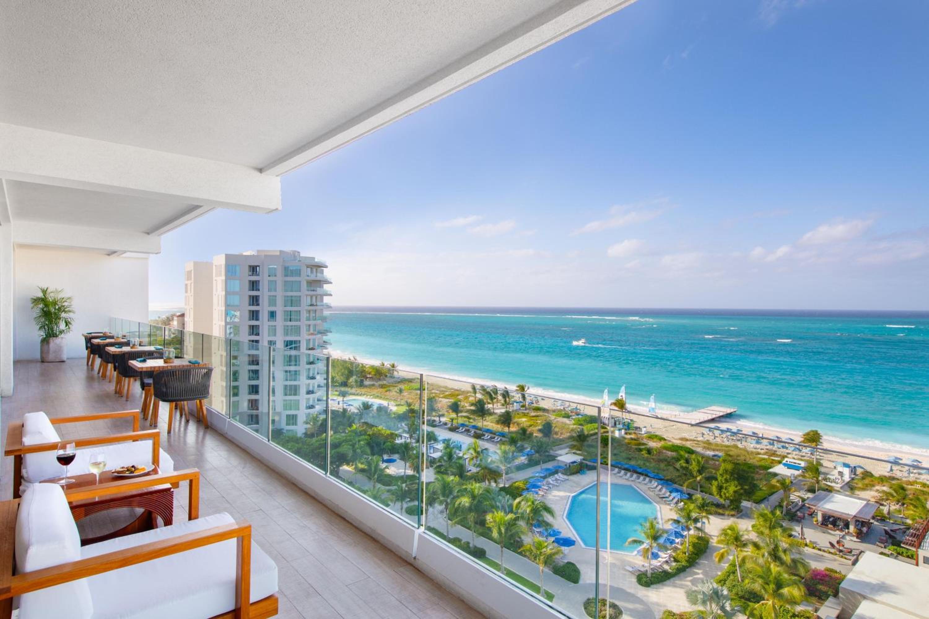 Club level Deluxe Guest Room with 1 King, Oceanfront, Balcony - Photo 4