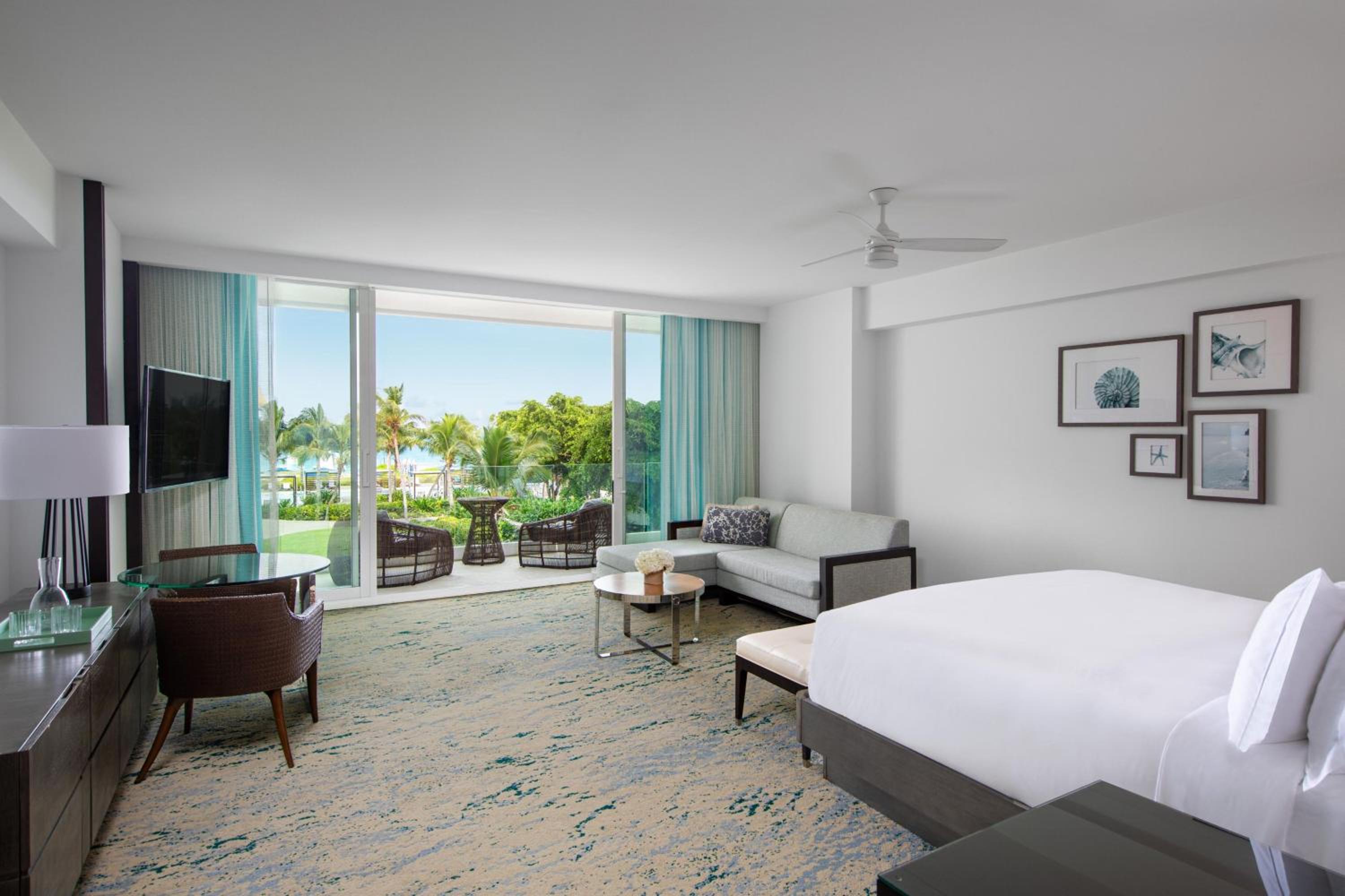 Deluxe Guest Room with 1 King, Partial Ocean view, Balcony - Photo 3