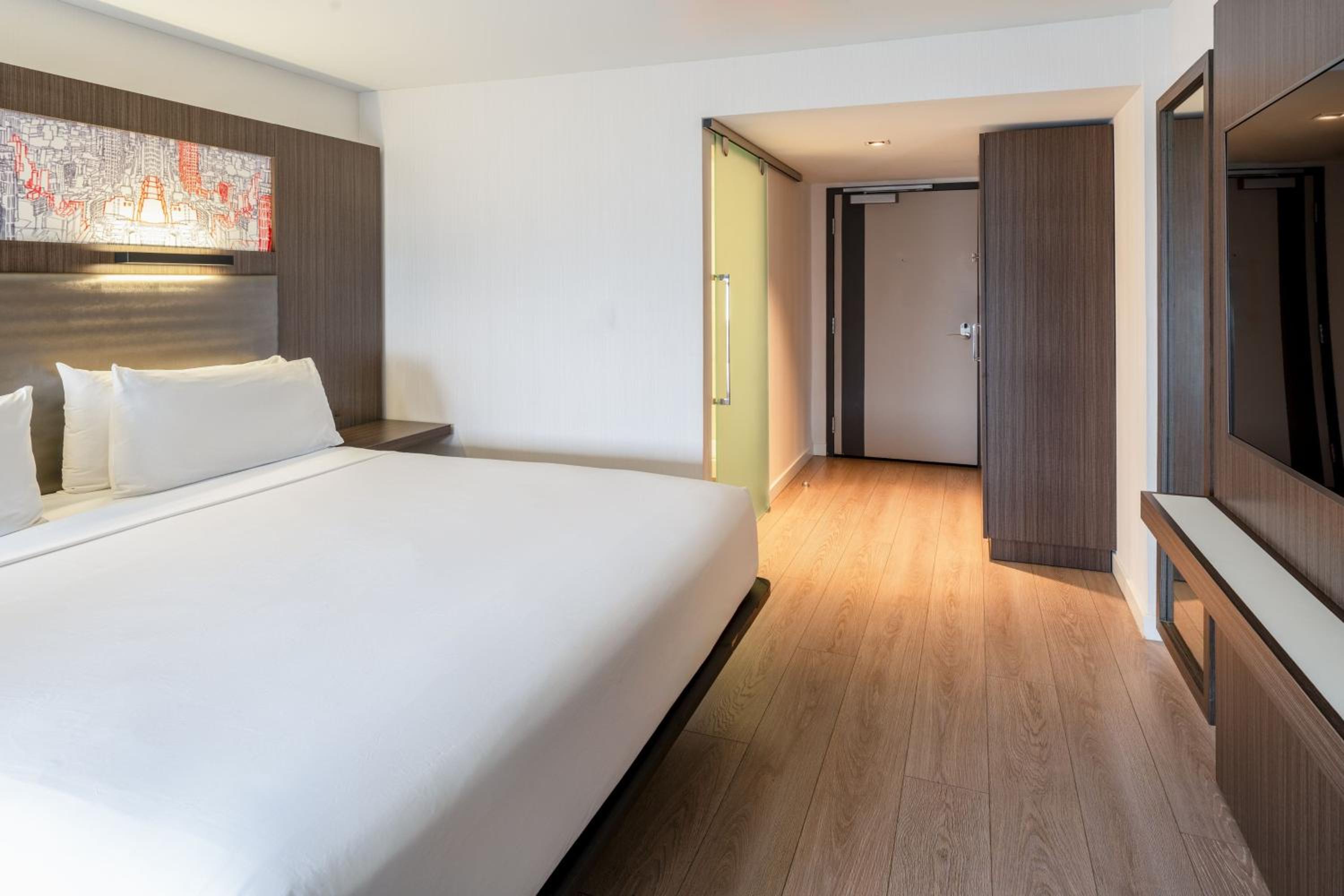 Savvy Guest Room, Larger Guest room, 1 King - Photo 2