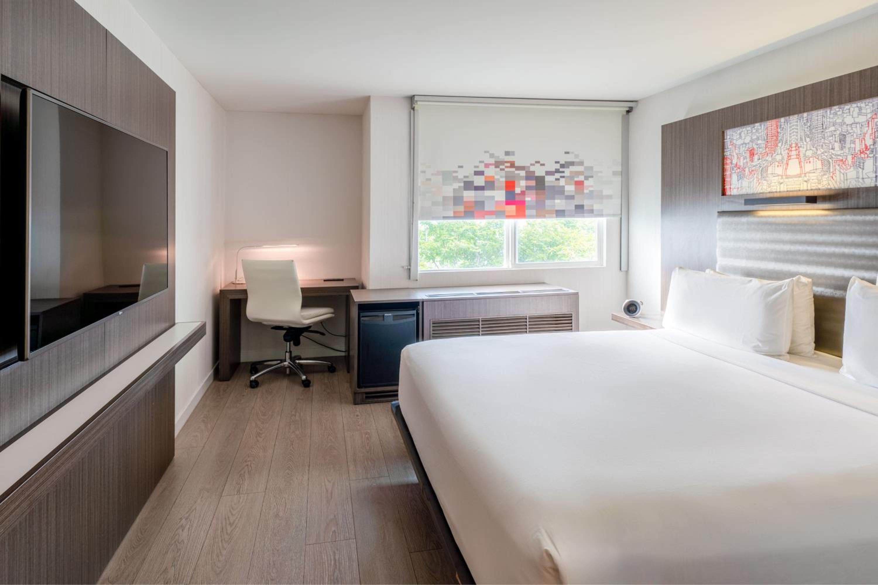 Savvy Guest Room, Larger Guest room, 1 King - Photo 6