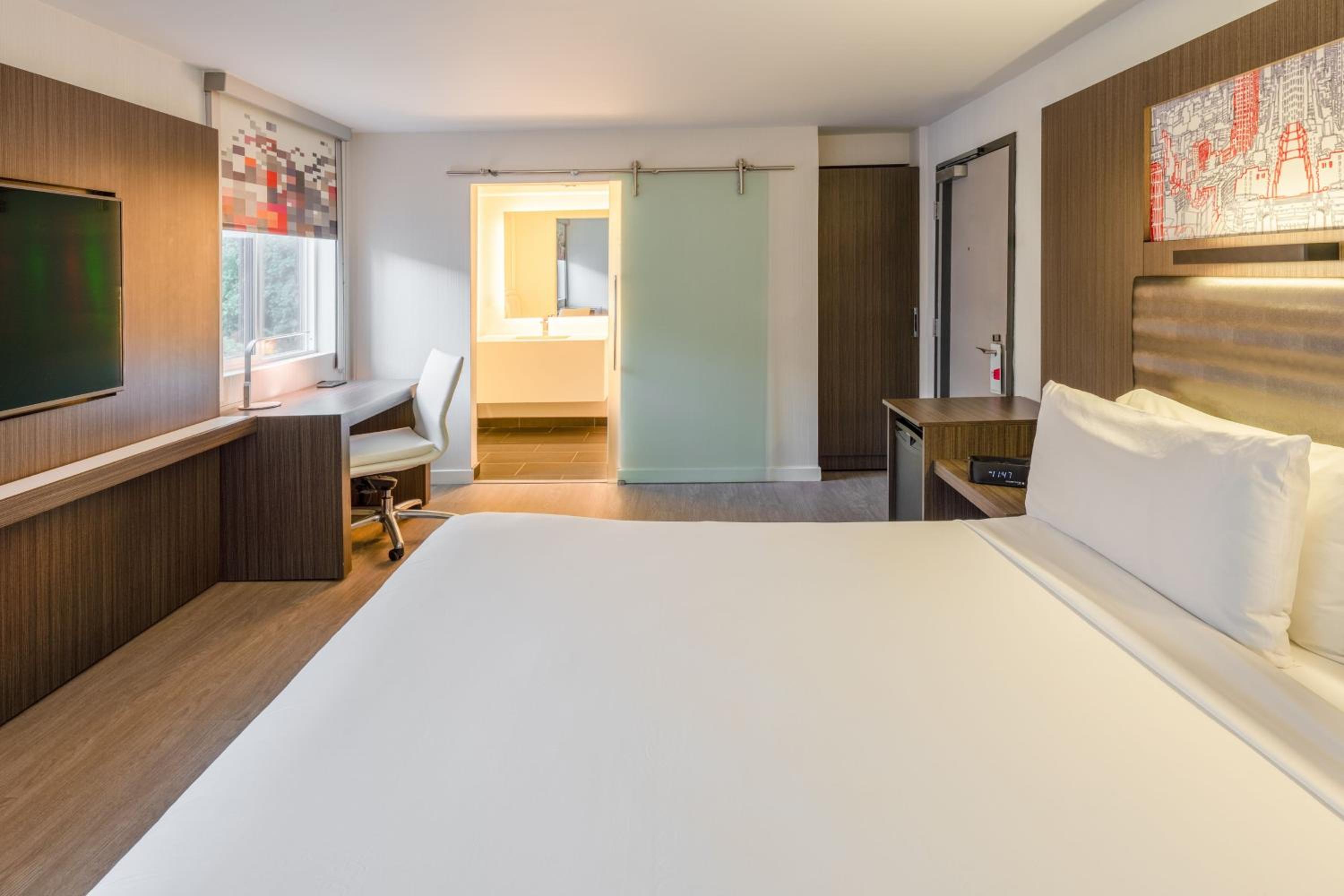 Breezy Guest Room, Guest room, 1 King - Photo 4