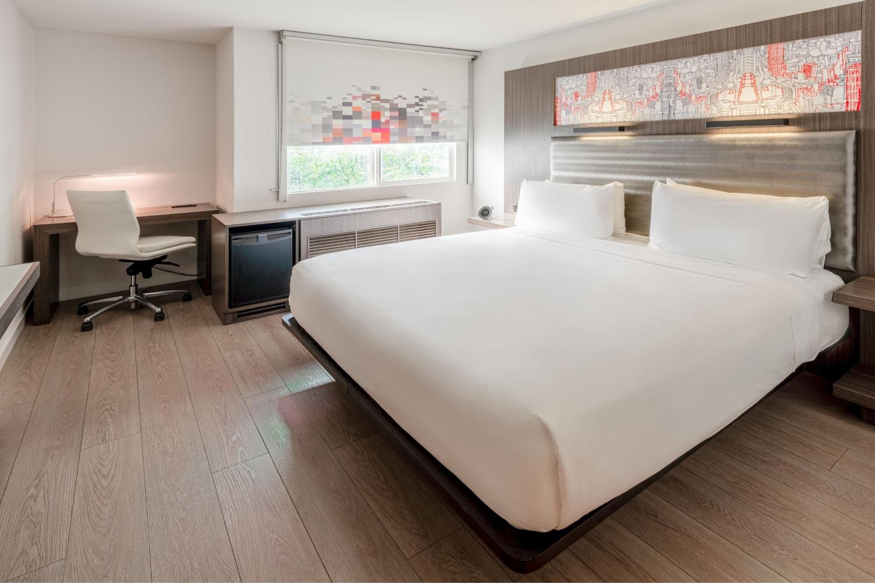 Savvy Guest Room, Larger Guest room, 1 King - Photo 5