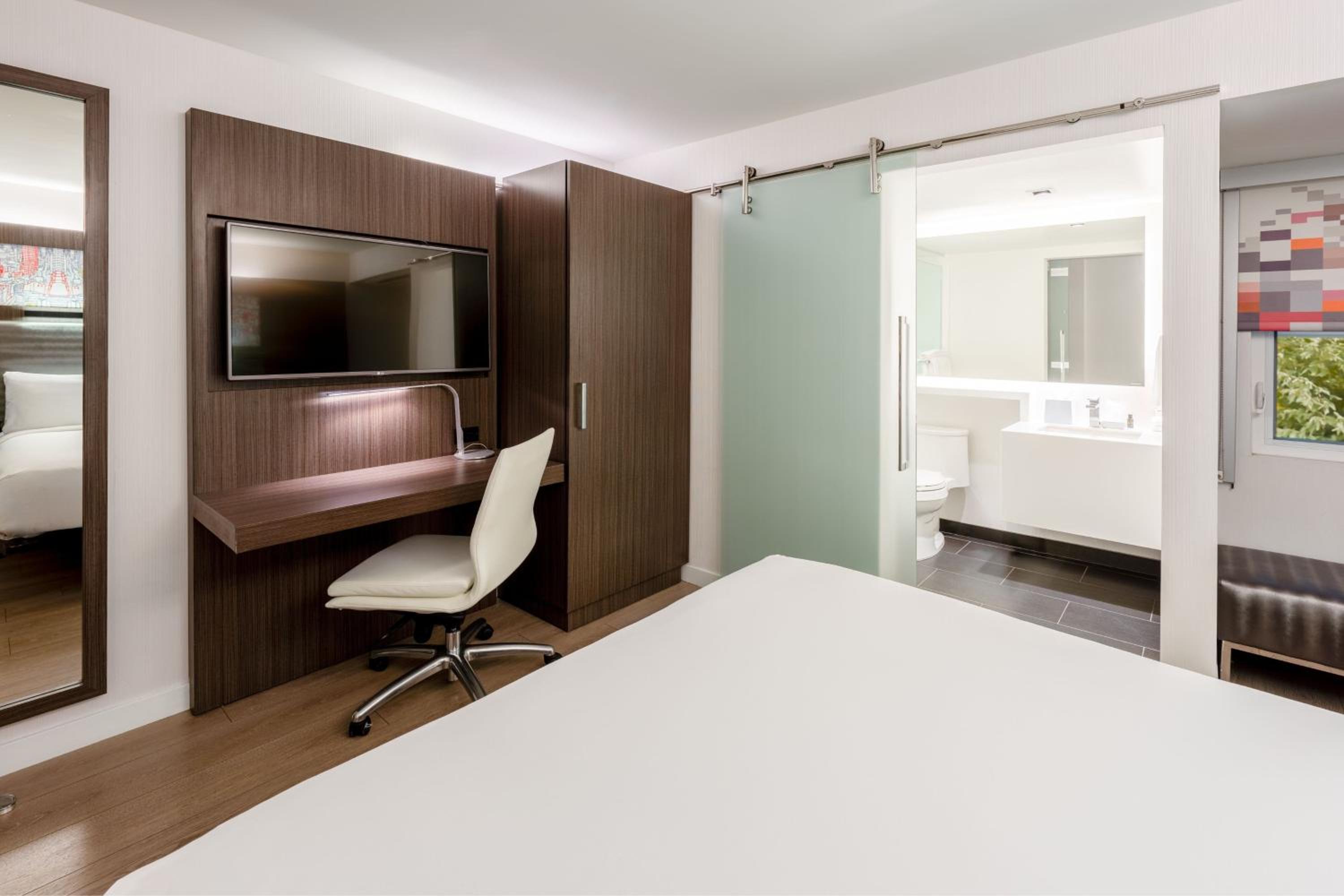 Aloft Guest Room, Guest room, 1 Queen - Photo 4