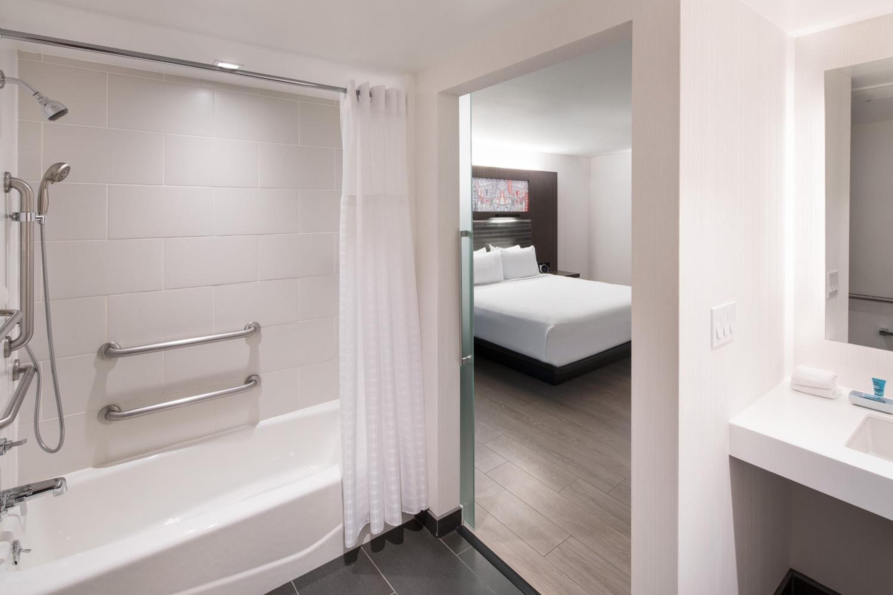 Aloft Guest Room, Guest room, 1 King - Photo 3