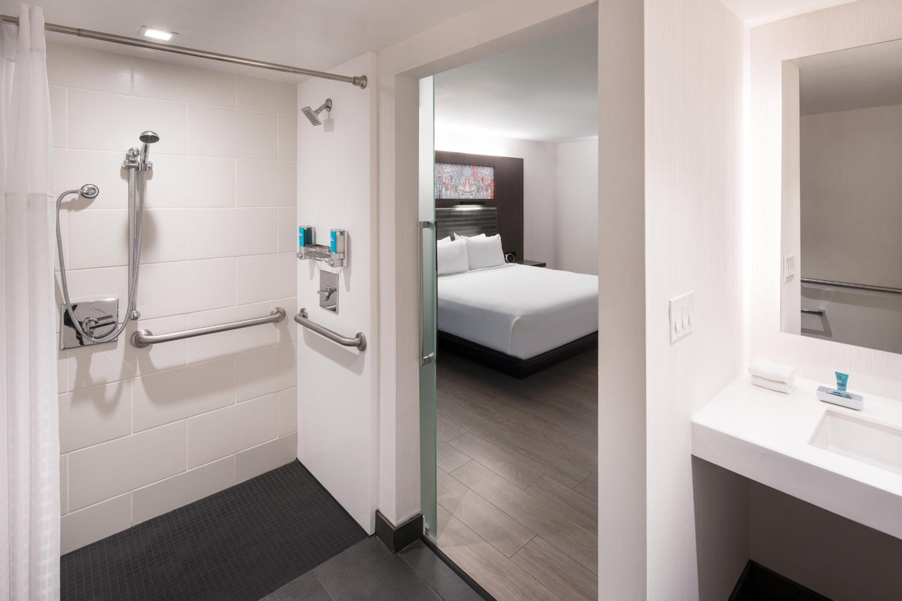 Aloft Guest Room, Guest room, 1 King - Photo 4