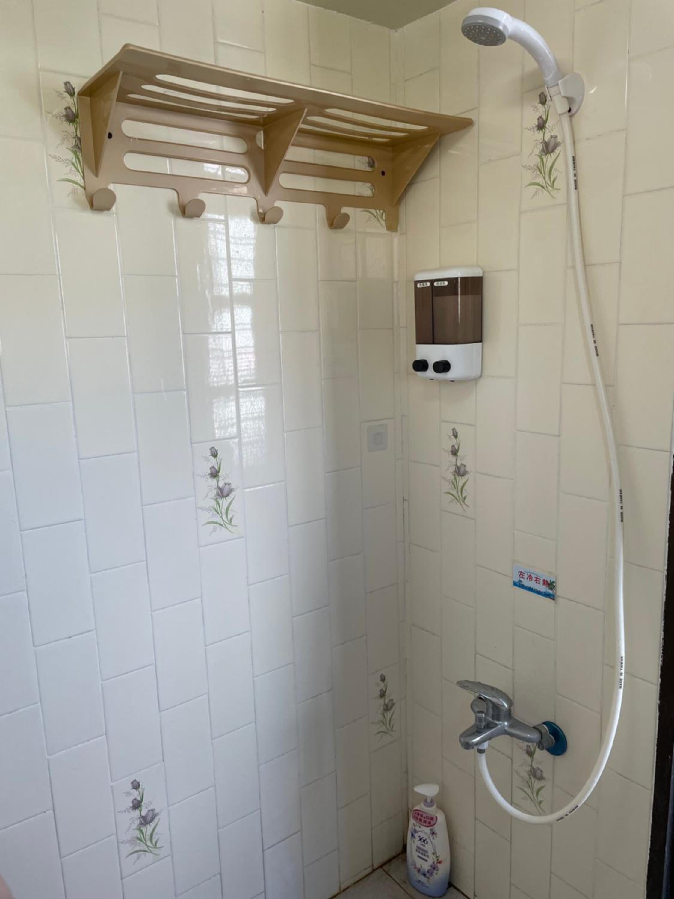 Twin Room with Shared Bathroom photo 2