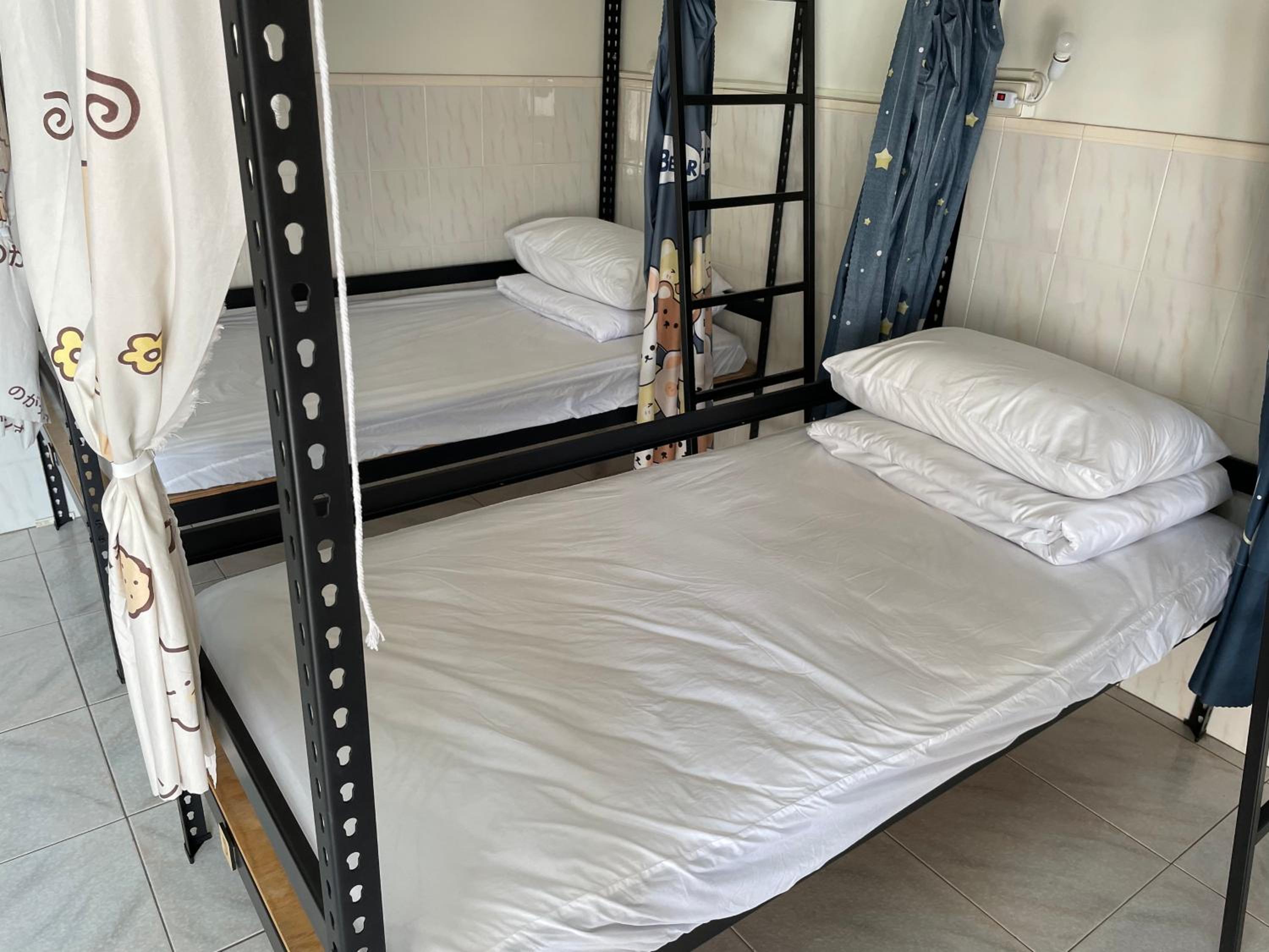 Quadruple Room with Shared Bathroom photo 2